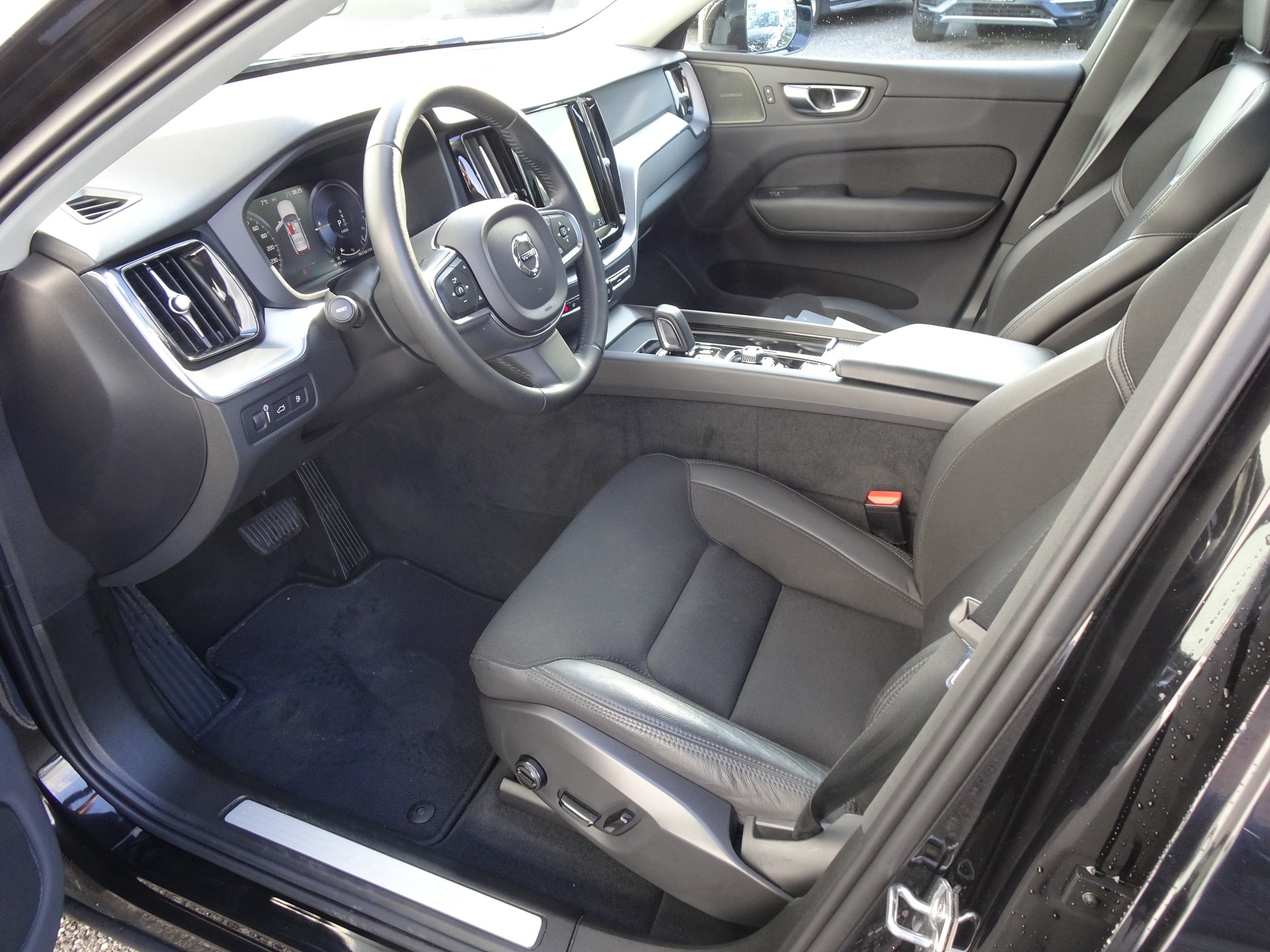 VOLVO XC60 2.0 T8 TE Momentum eAWD-image-8