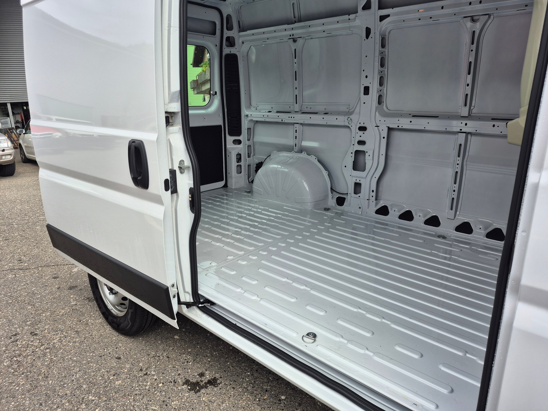 CITROEN Jumper 35 2.2 BlueHDi 140 L2H2-image-11