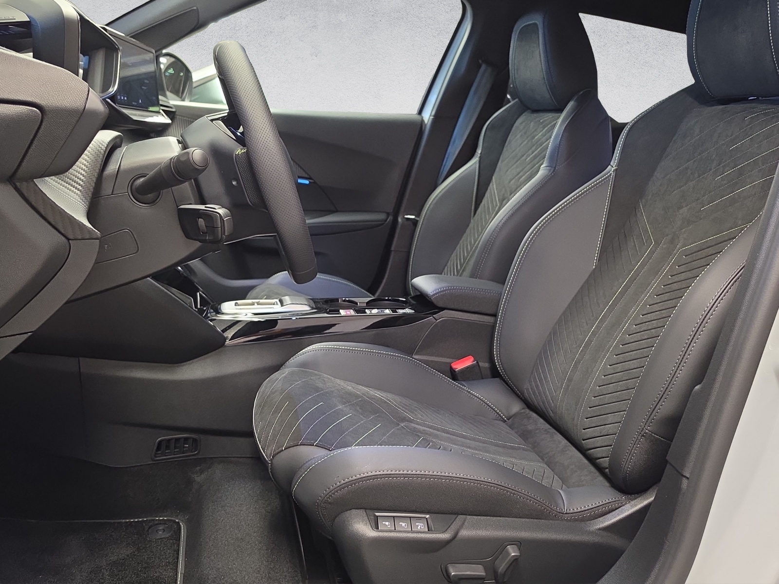PEUGEOT 2008 1.2 145 MHEV GT-image-12