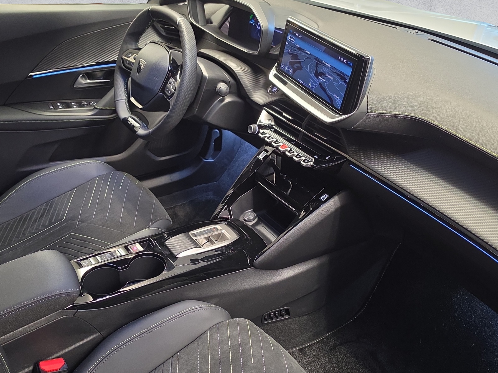 PEUGEOT 2008 1.2 145 MHEV GT-image-8