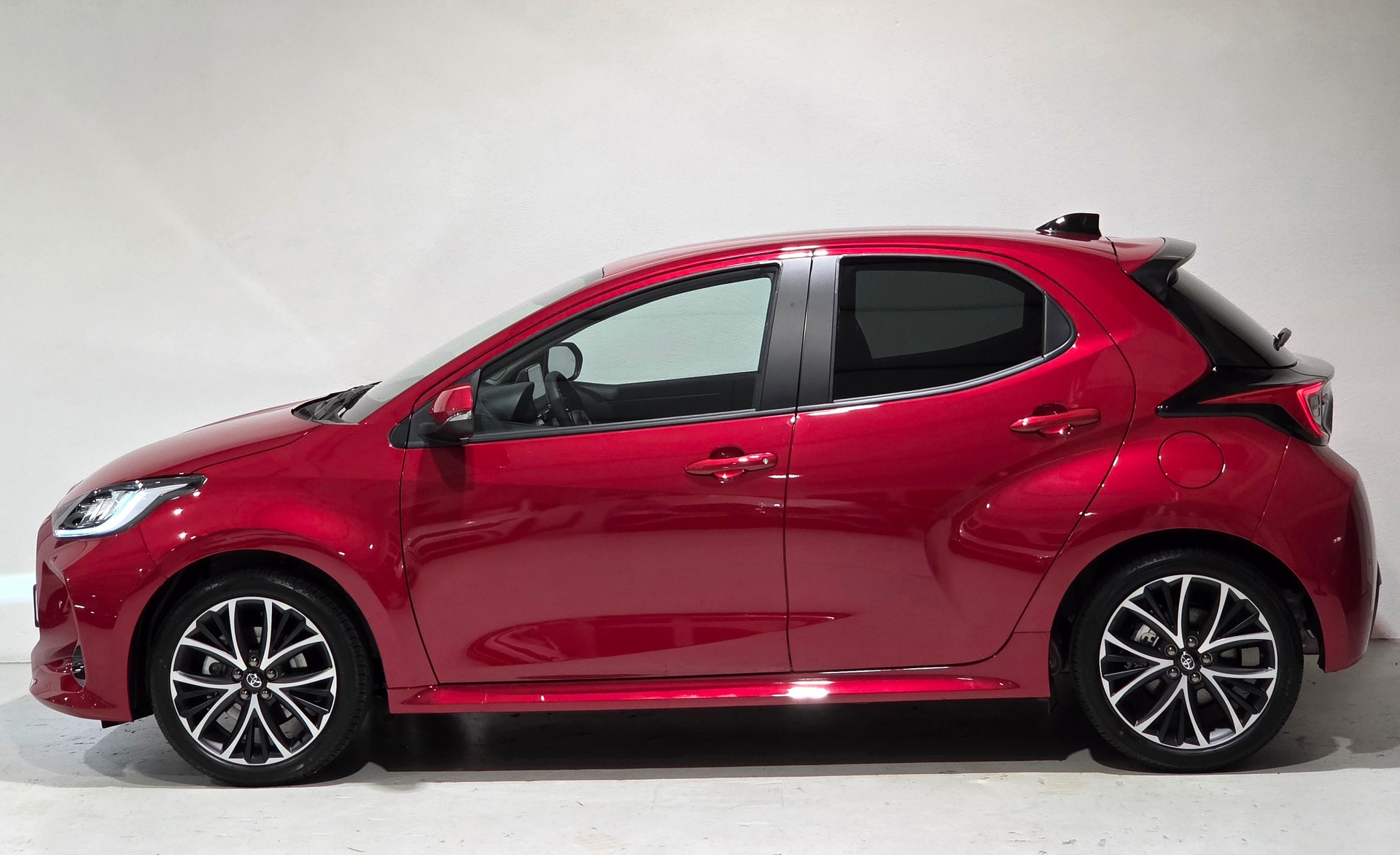 TOYOTA Yaris 1.5 e-CVT Teamplayer-image-1