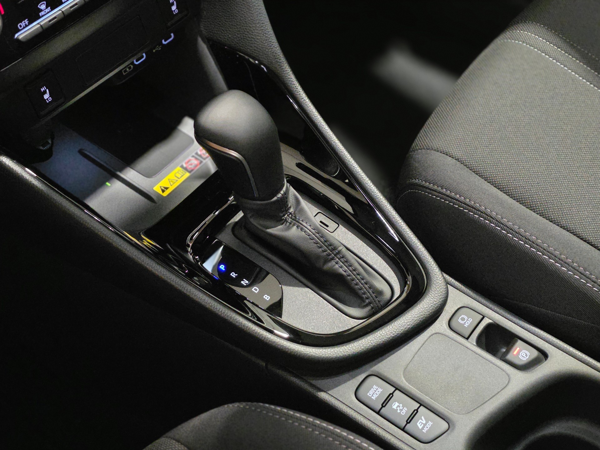 TOYOTA Yaris 1.5 e-CVT Teamplayer-image-12