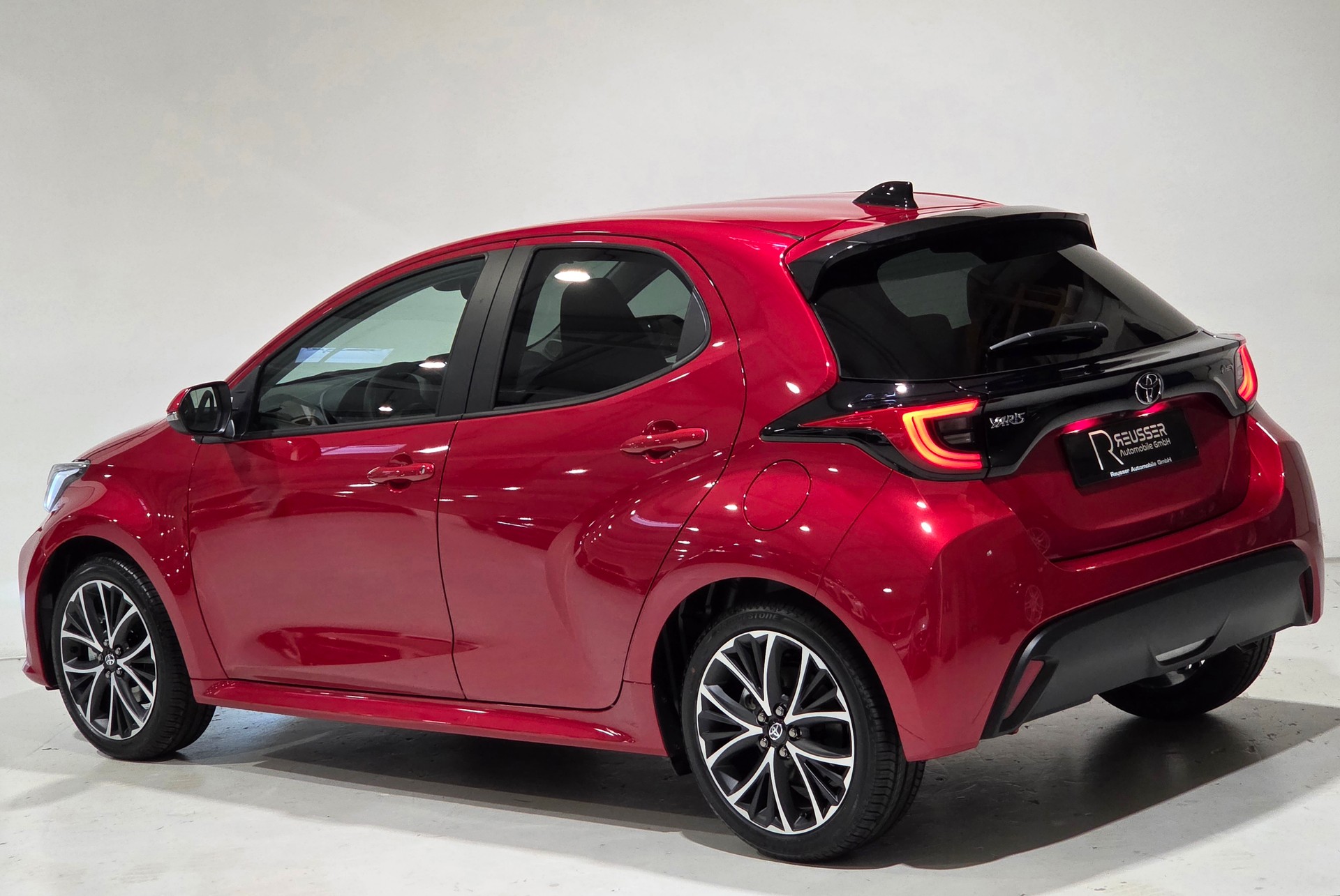 TOYOTA Yaris 1.5 e-CVT Teamplayer-image-2