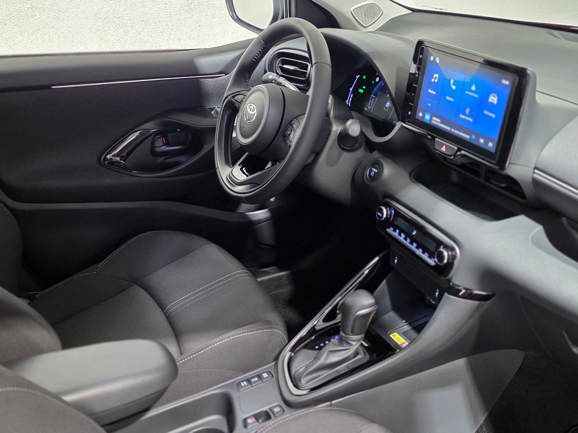 TOYOTA Yaris 1.5 e-CVT Teamplayer-image-16