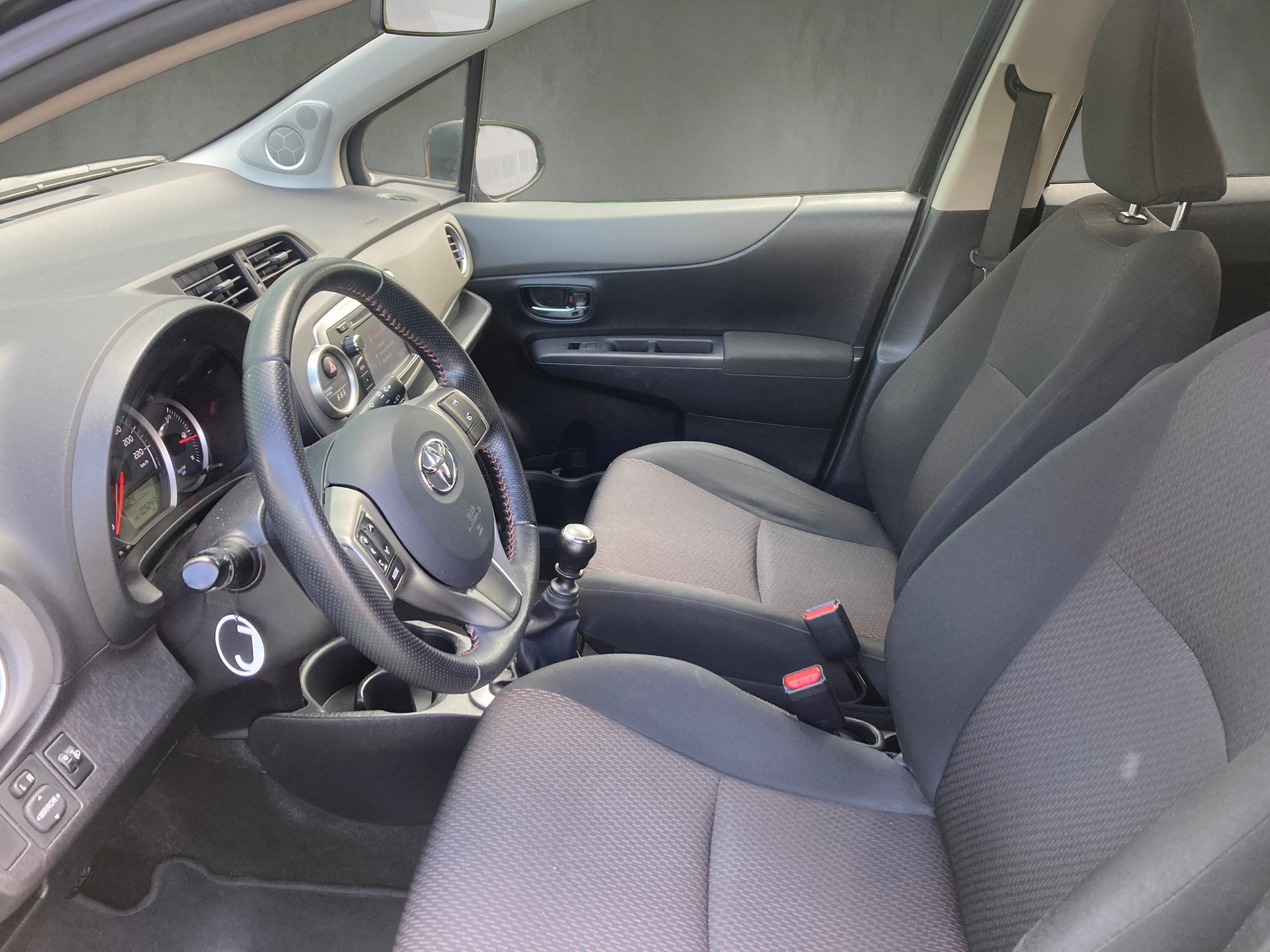 TOYOTA Yaris 1.33 Style-image-9