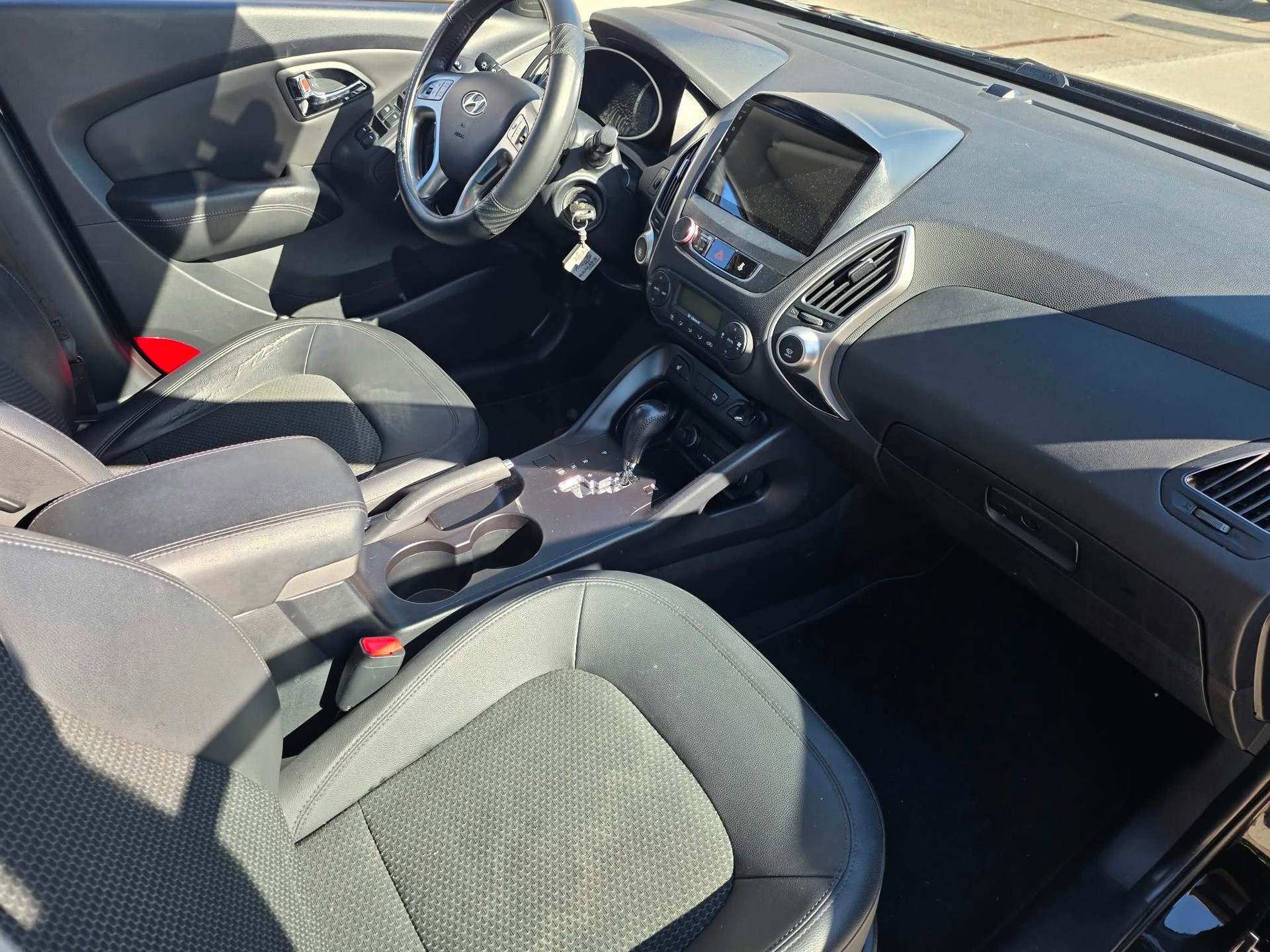 HYUNDAI iX 35 2.0 Style 4WD Automatic-image-5