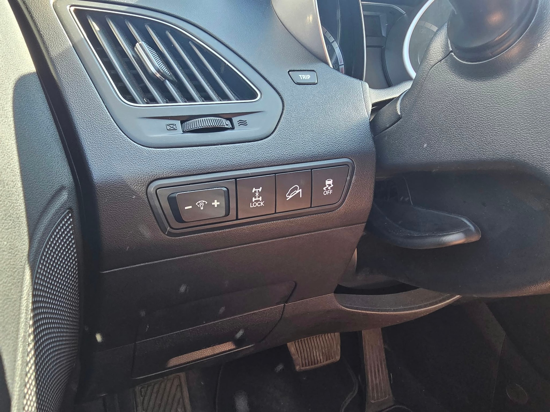 HYUNDAI iX 35 2.0 Style 4WD Automatic-image-6