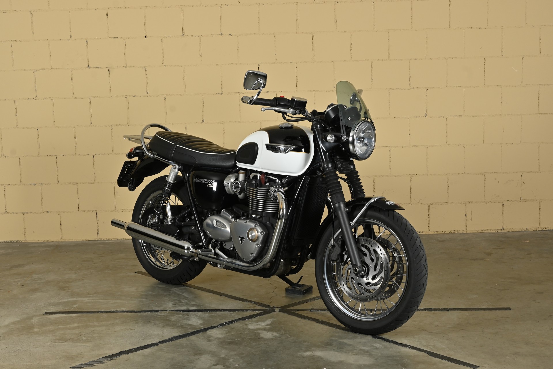 TRIUMPH Bonneville T120 ABS-showroom-element-3