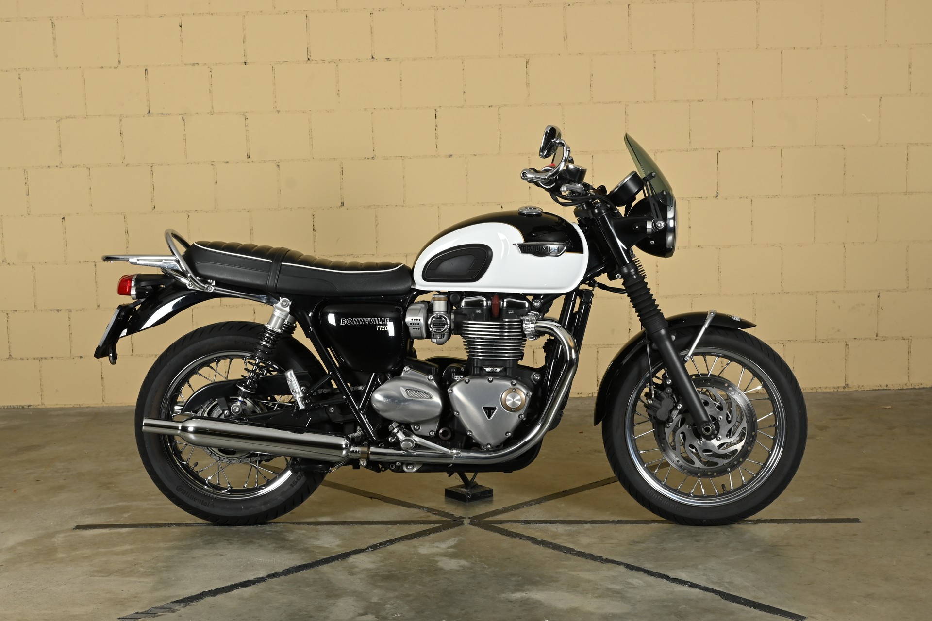 TRIUMPH Bonneville T120 ABS-showroom-element-1