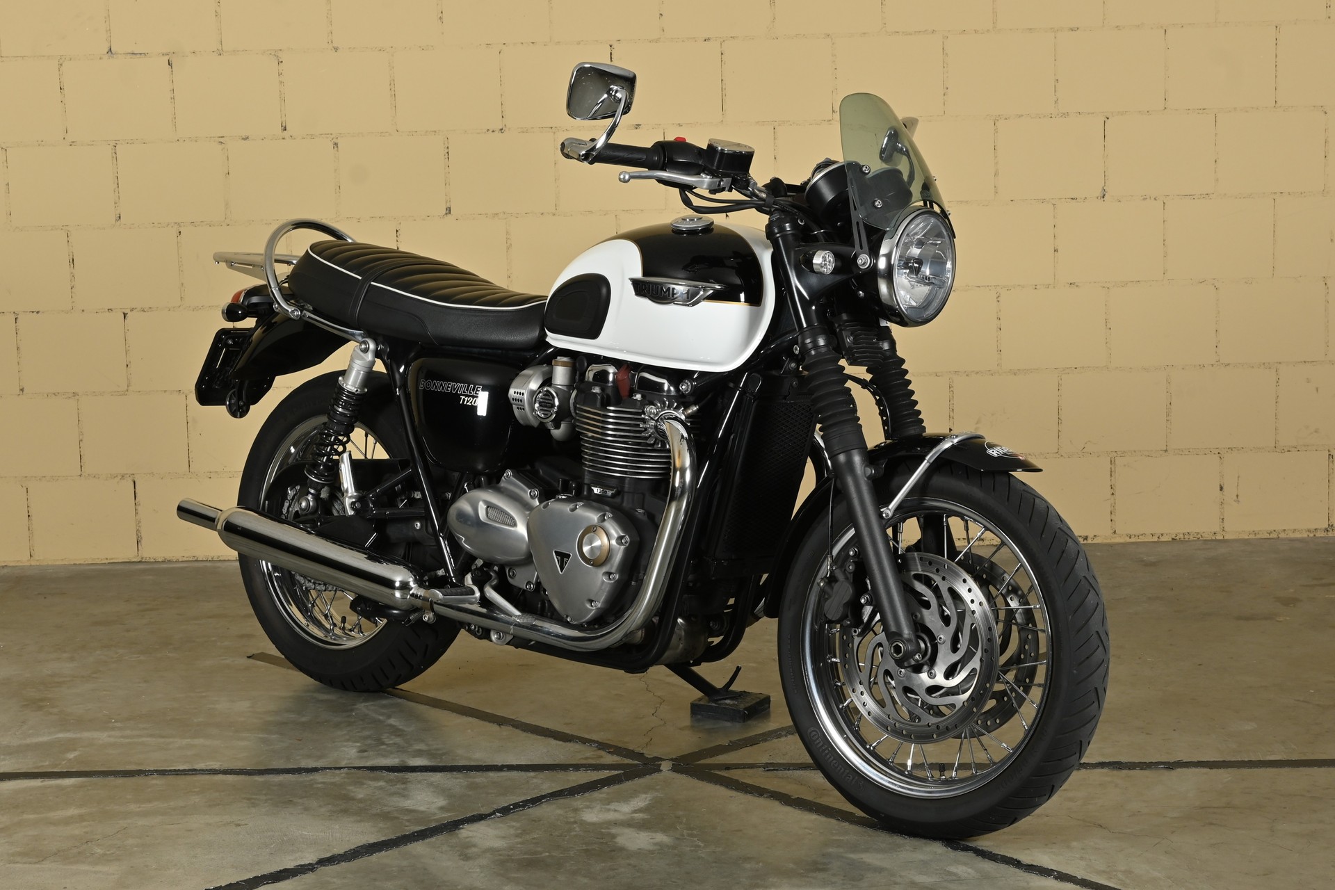 TRIUMPH Bonneville T120 ABS-showroom-element-2
