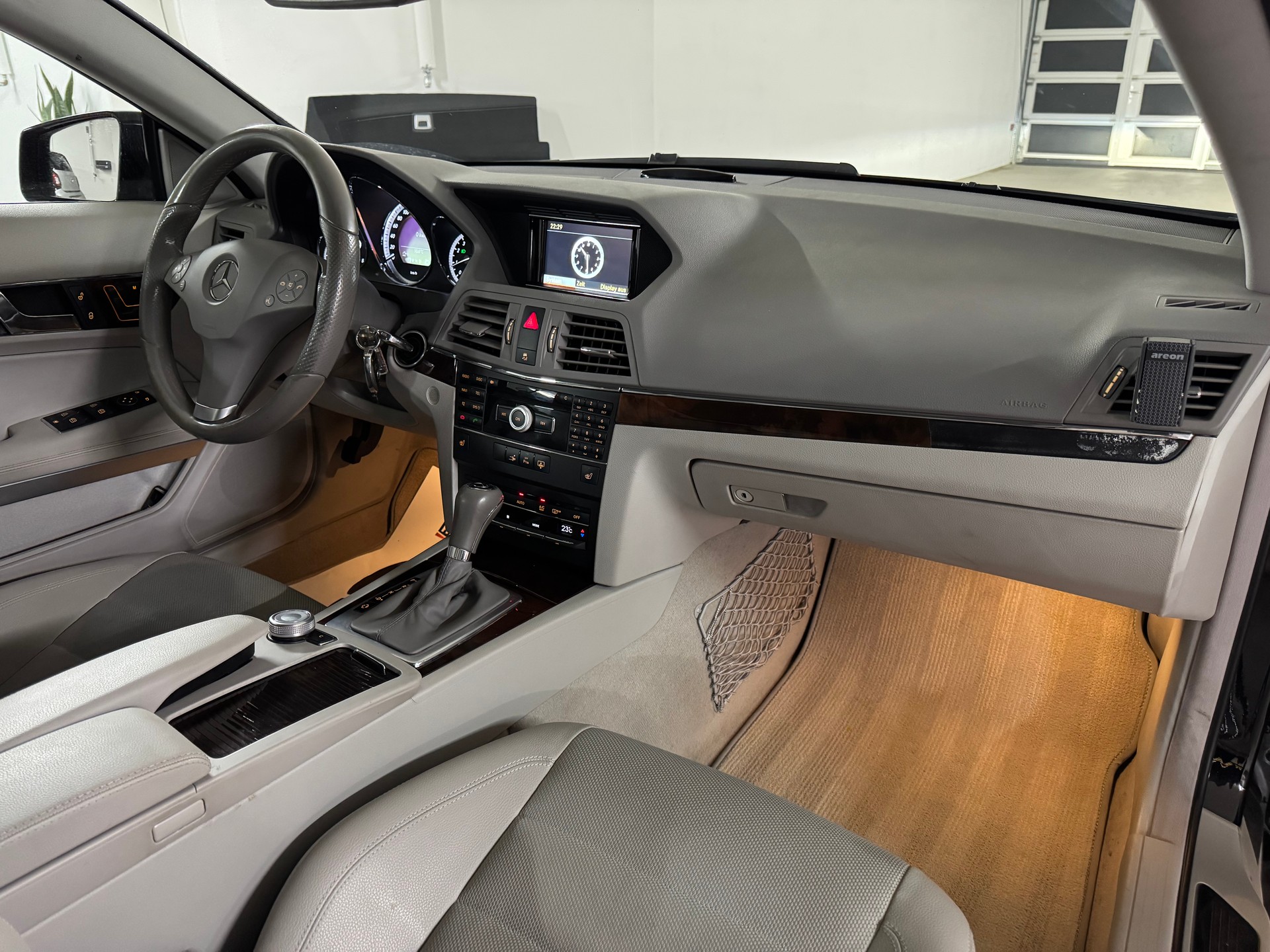 MERCEDES-BENZ E 350 CGI BlueEfficiency 7G-Tronic-image-10