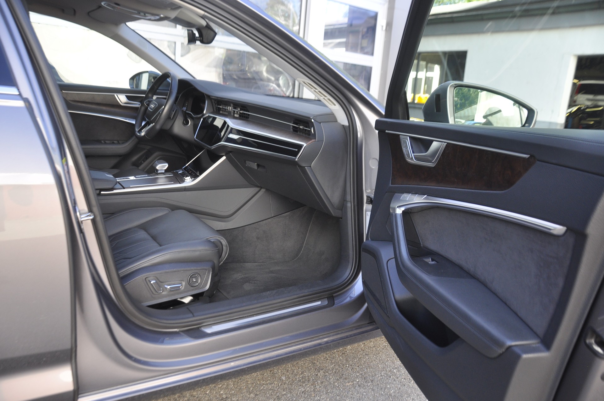 AUDI A6 Avant 55 TFSI Sport quattro S-tronic I Anhängerkupplung-image-6