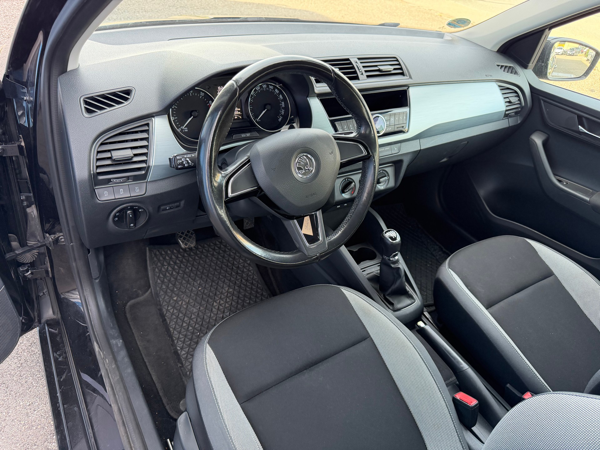 SKODA Fabia 1.2 TSI Style-image-7