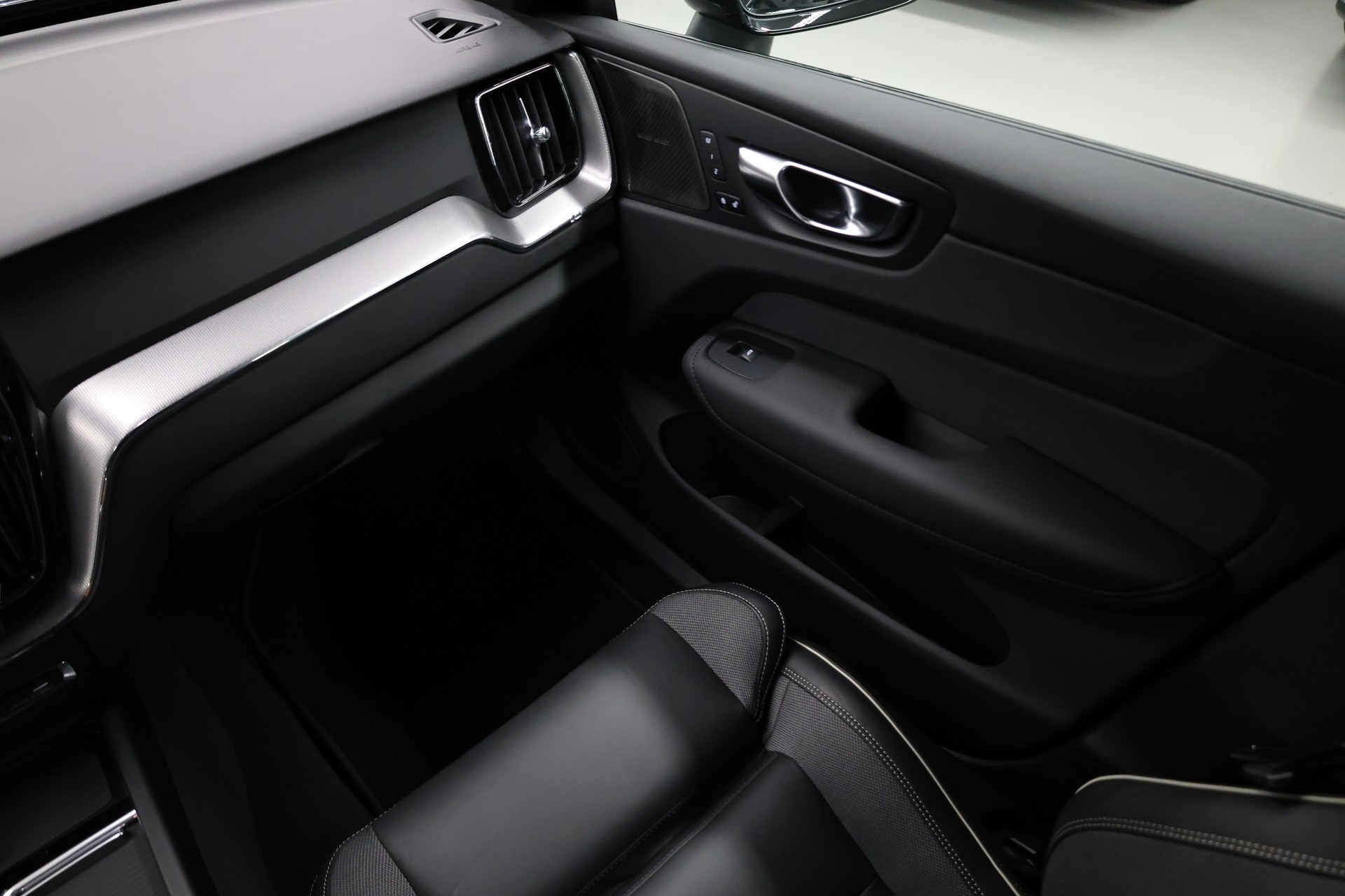 VOLVO XC60 2.0 B5 MH Black Edition AWD-image-21