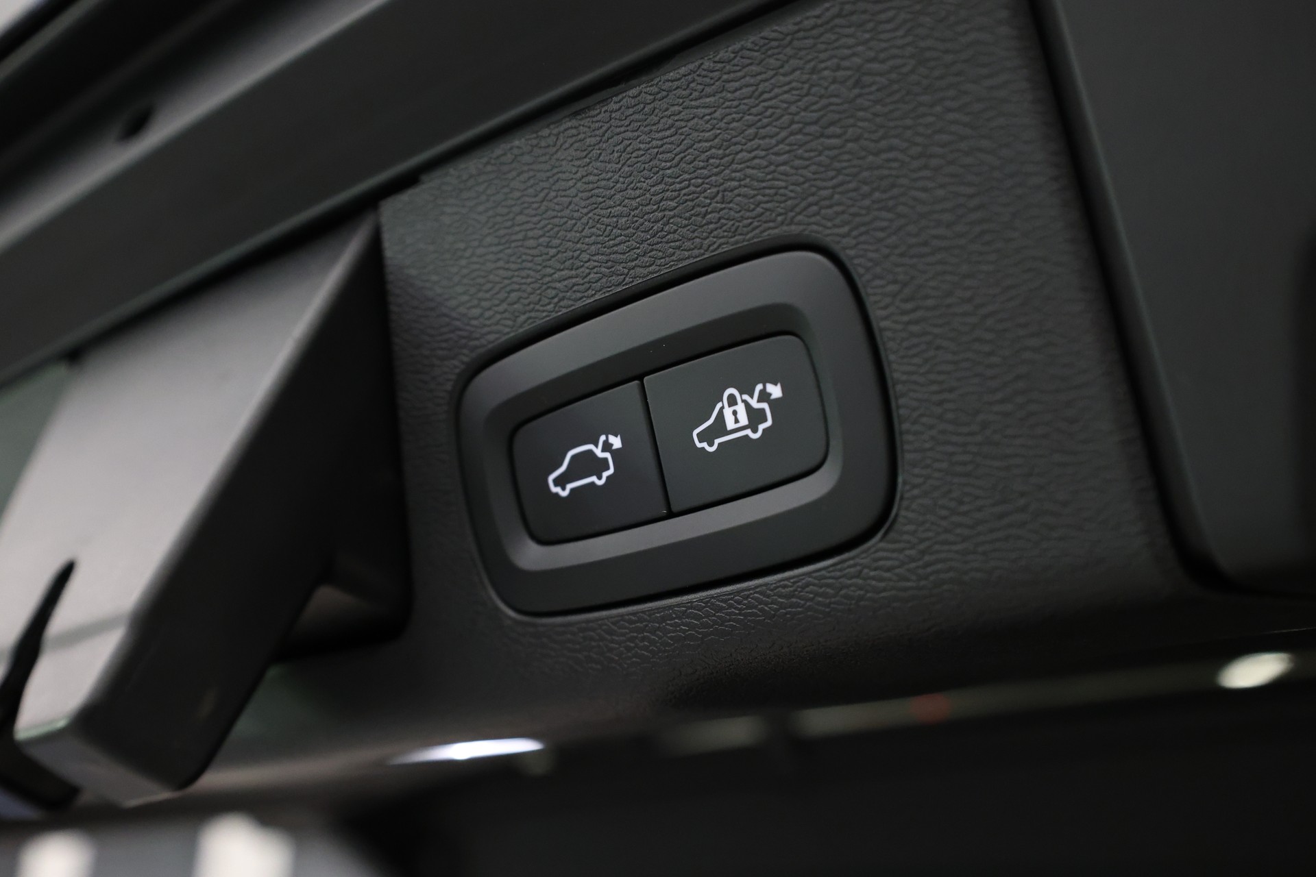 VOLVO XC60 2.0 B5 MH Black Edition AWD-image-29