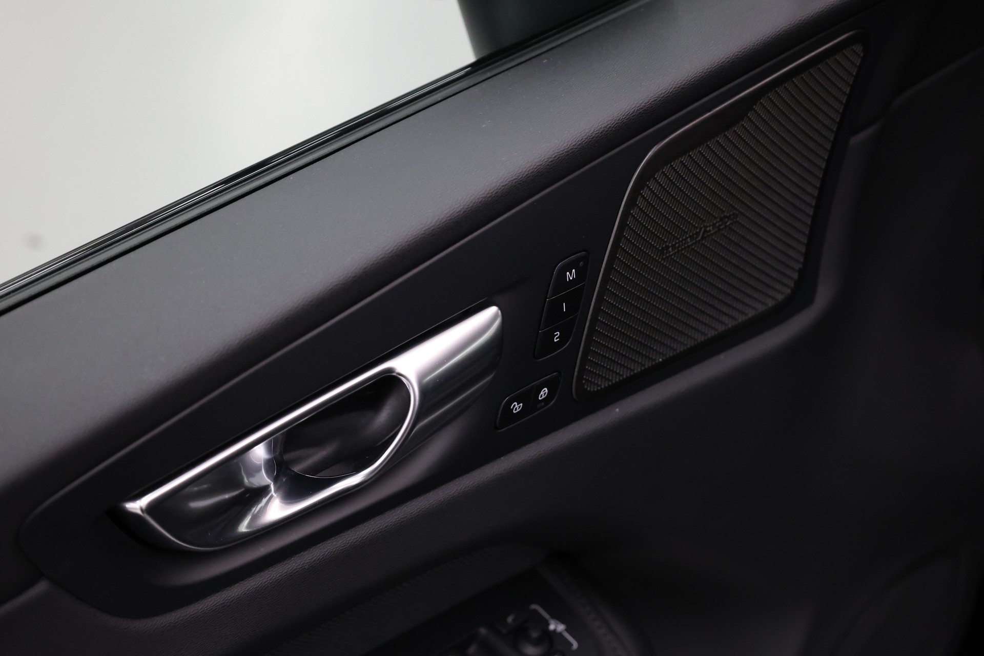 VOLVO XC60 2.0 B5 MH Black Edition AWD-image-24
