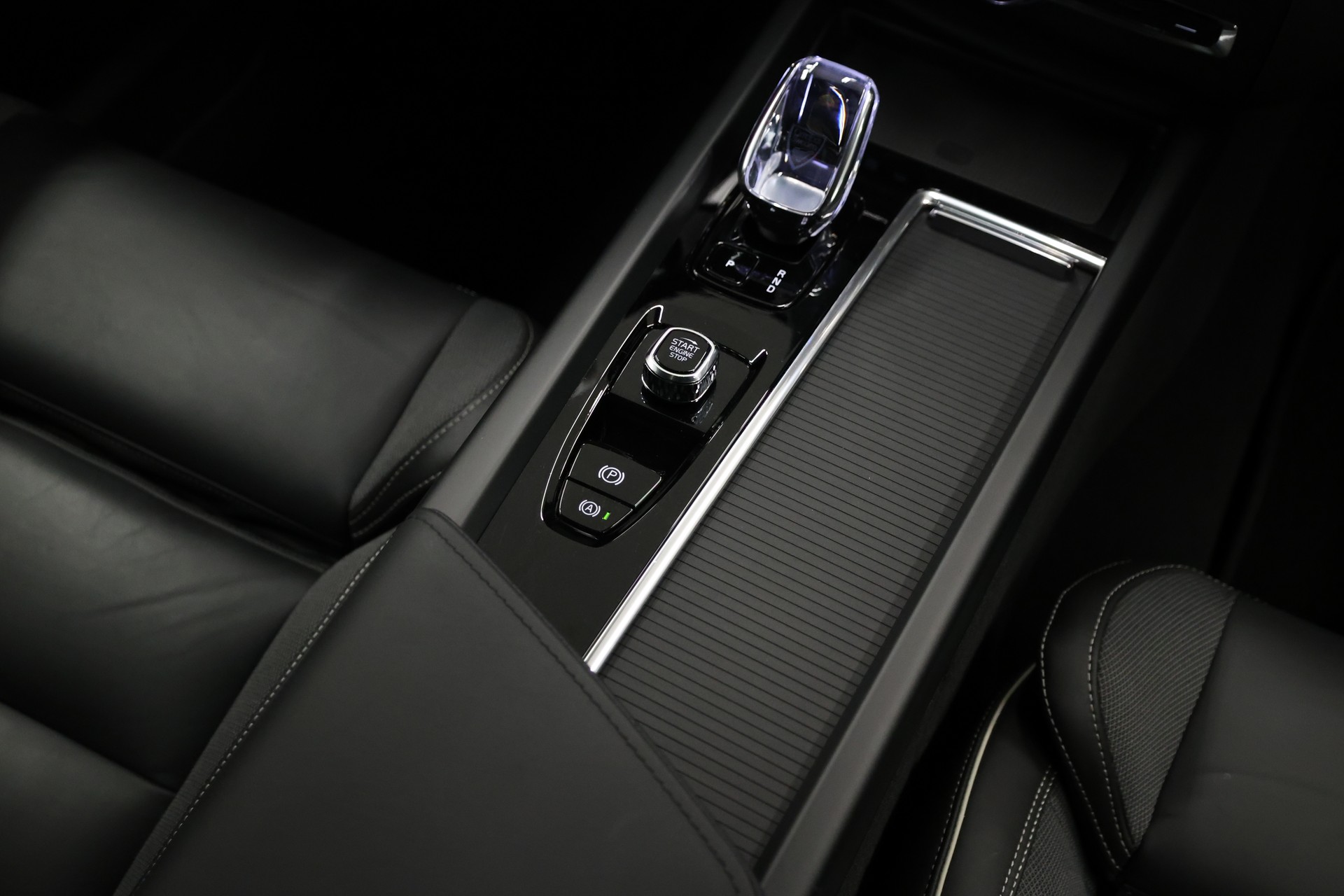 VOLVO XC60 2.0 B5 MH Black Edition AWD-image-20