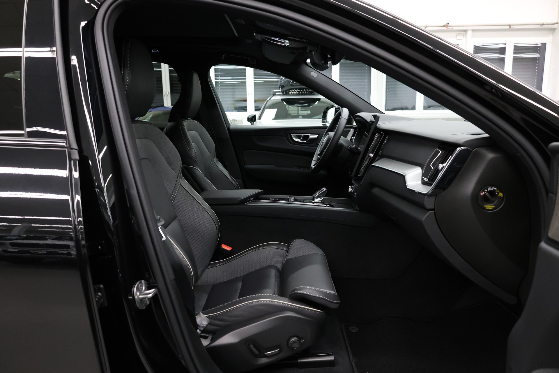 VOLVO XC60 2.0 B5 MH Black Edition AWD-image-15