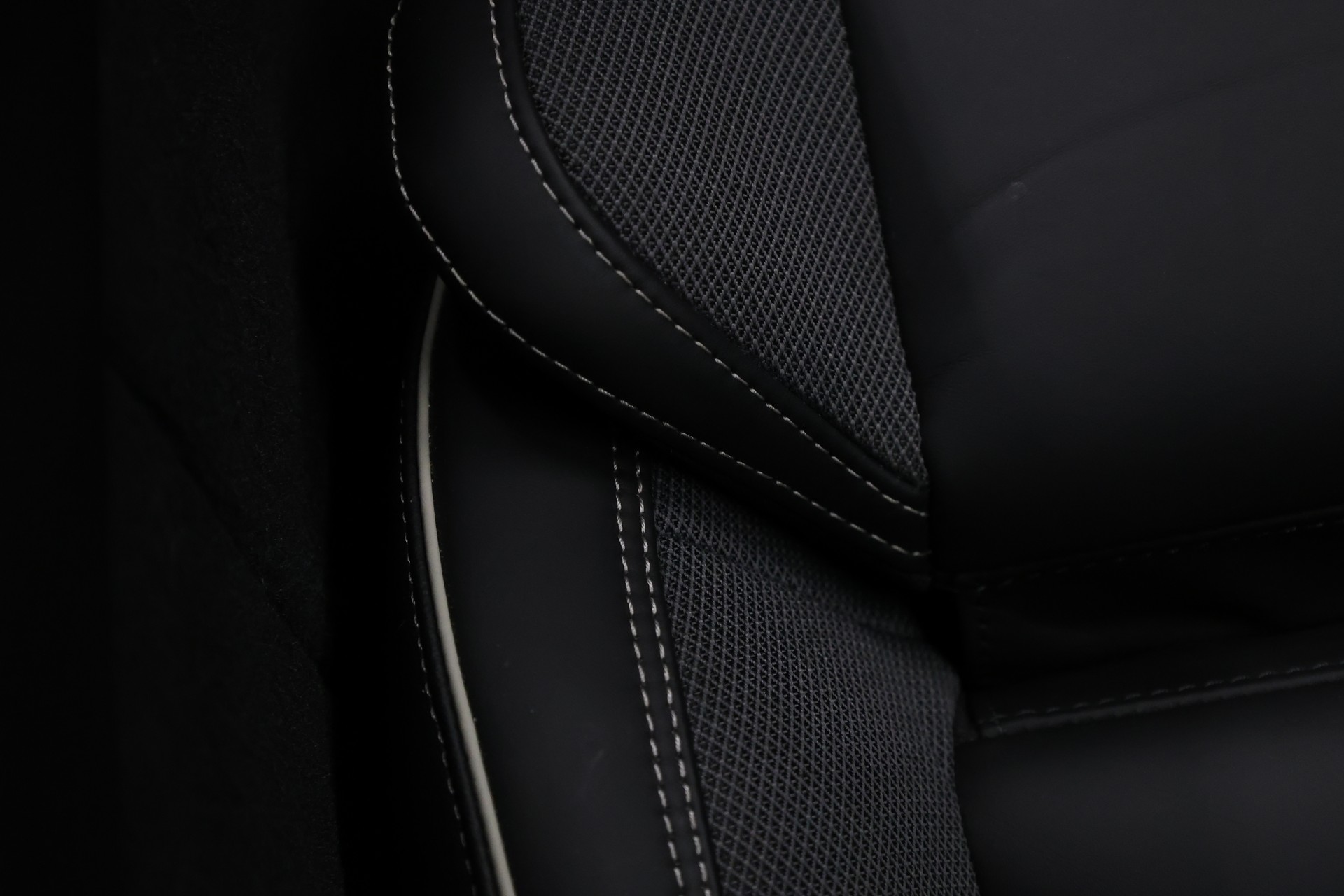 VOLVO XC60 2.0 B5 MH Black Edition AWD-image-27