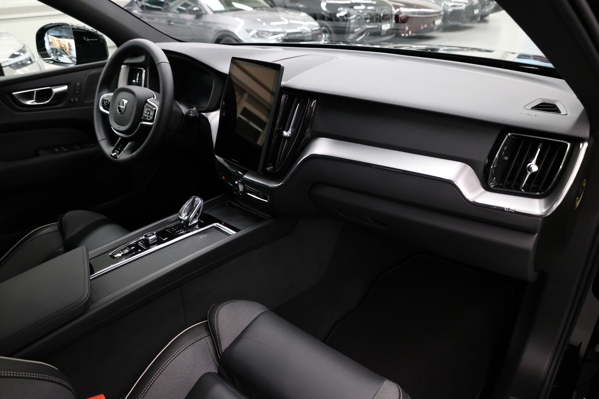 VOLVO XC60 2.0 B5 MH Black Edition AWD-image-17