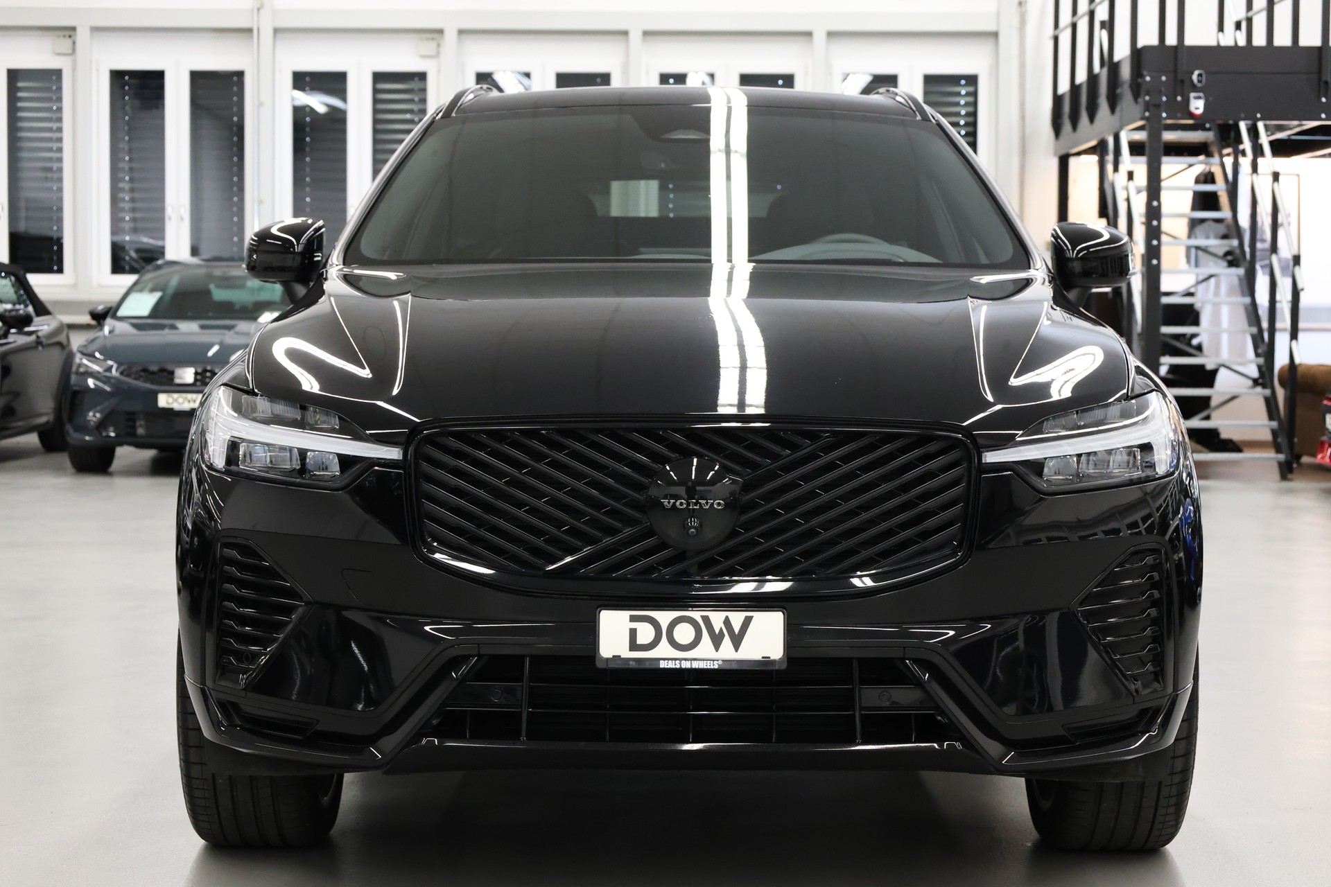 VOLVO XC60 2.0 B5 MH Black Edition AWD-image-4