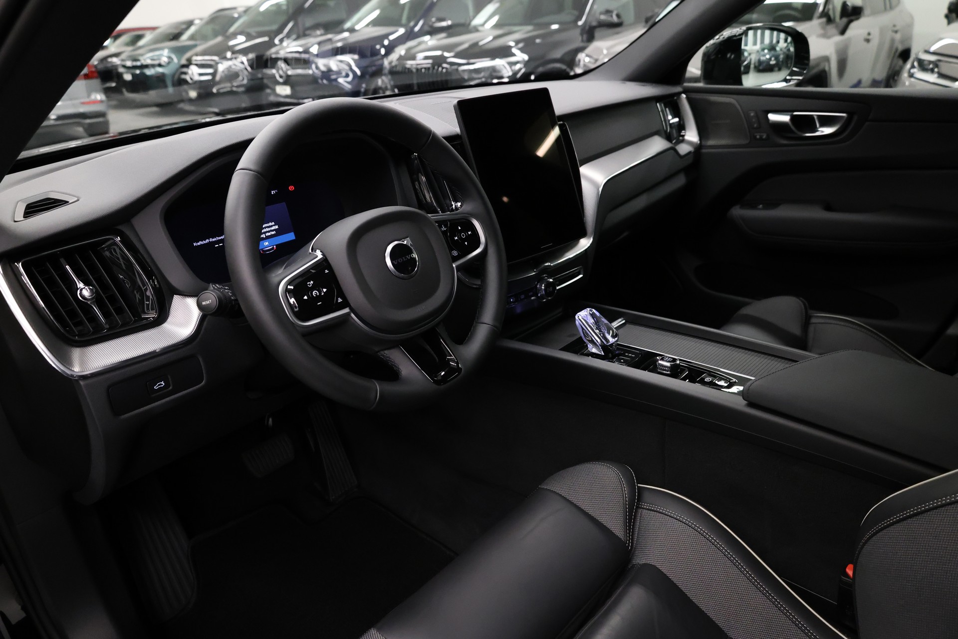 VOLVO XC60 2.0 B5 MH Black Edition AWD-image-16