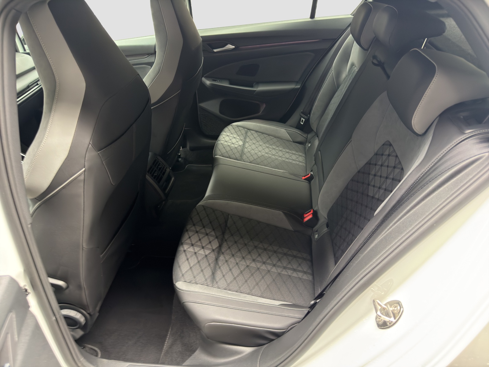 VW Golf 1.5 eTSI mHEV ACT R-Line DSG-image-7