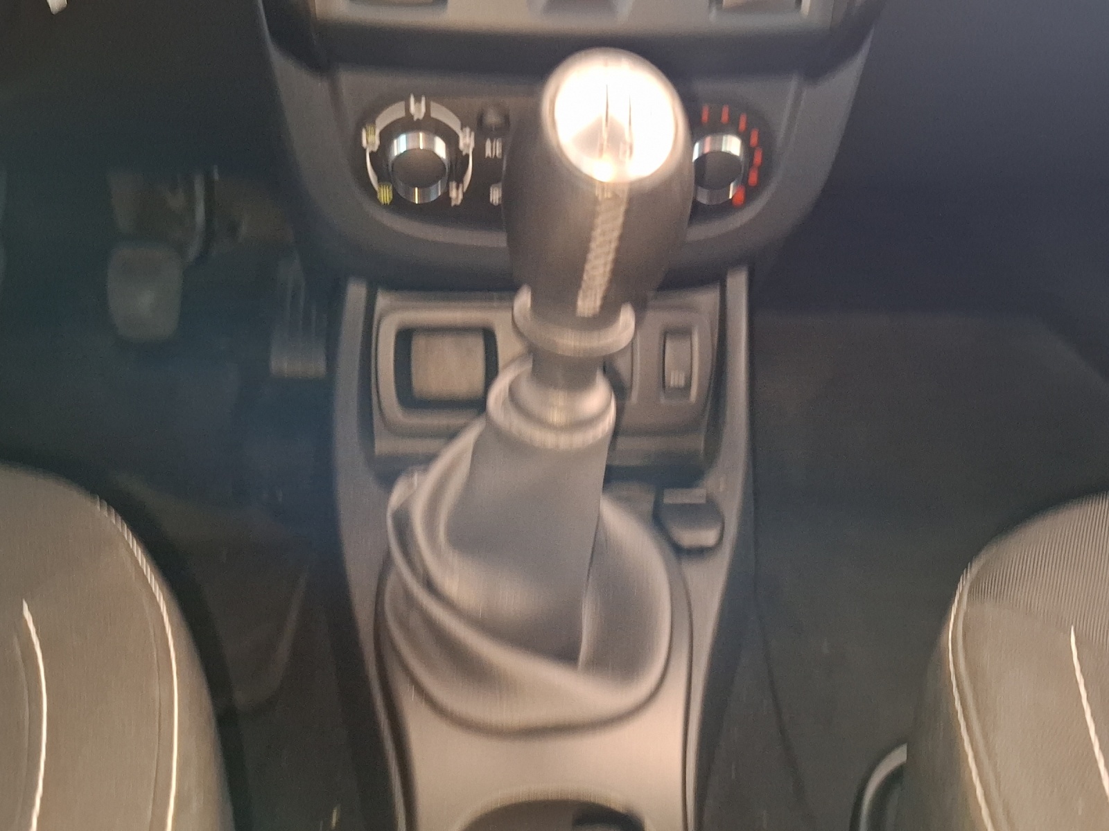 DACIA Duster 1.2 T Privilège 4x2 // MFK 28.09.2026 // 8-fach bereift-image-12