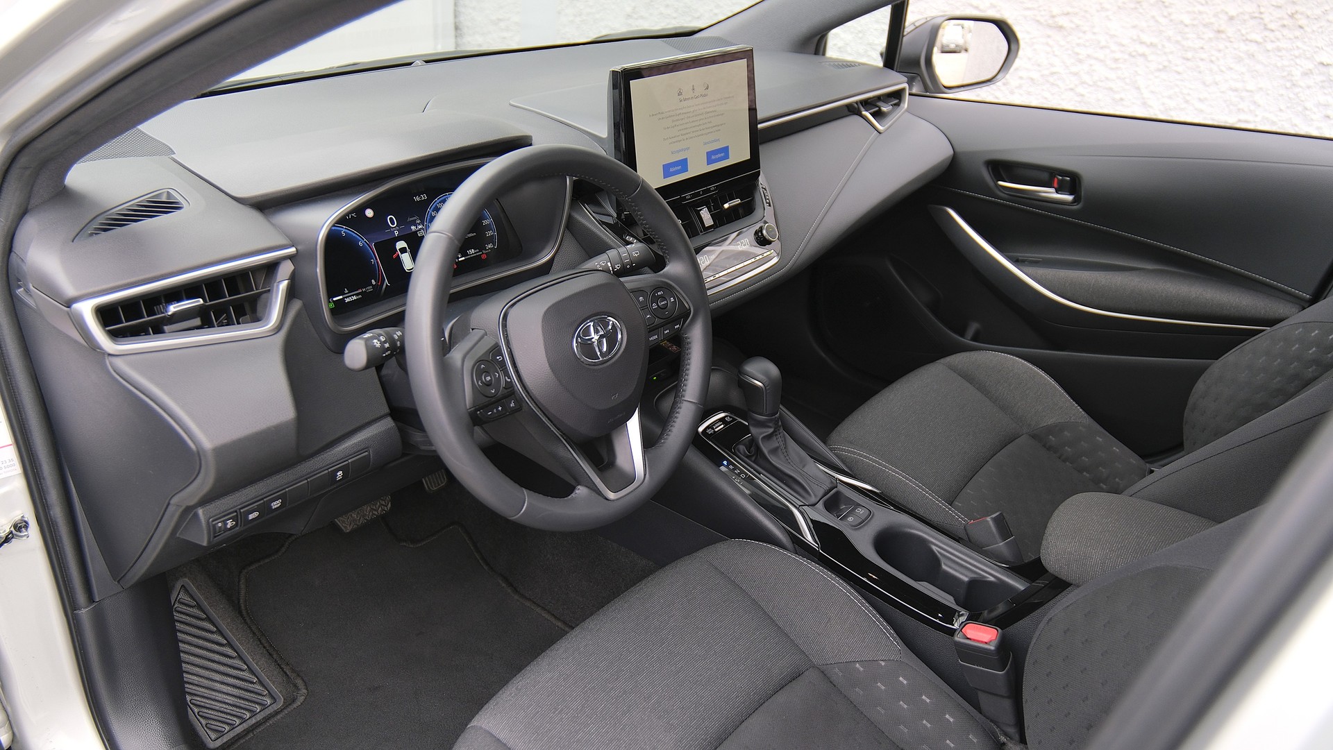 TOYOTA Corolla Touring Sports 2.0 HSD Trend e-CVT-image-2
