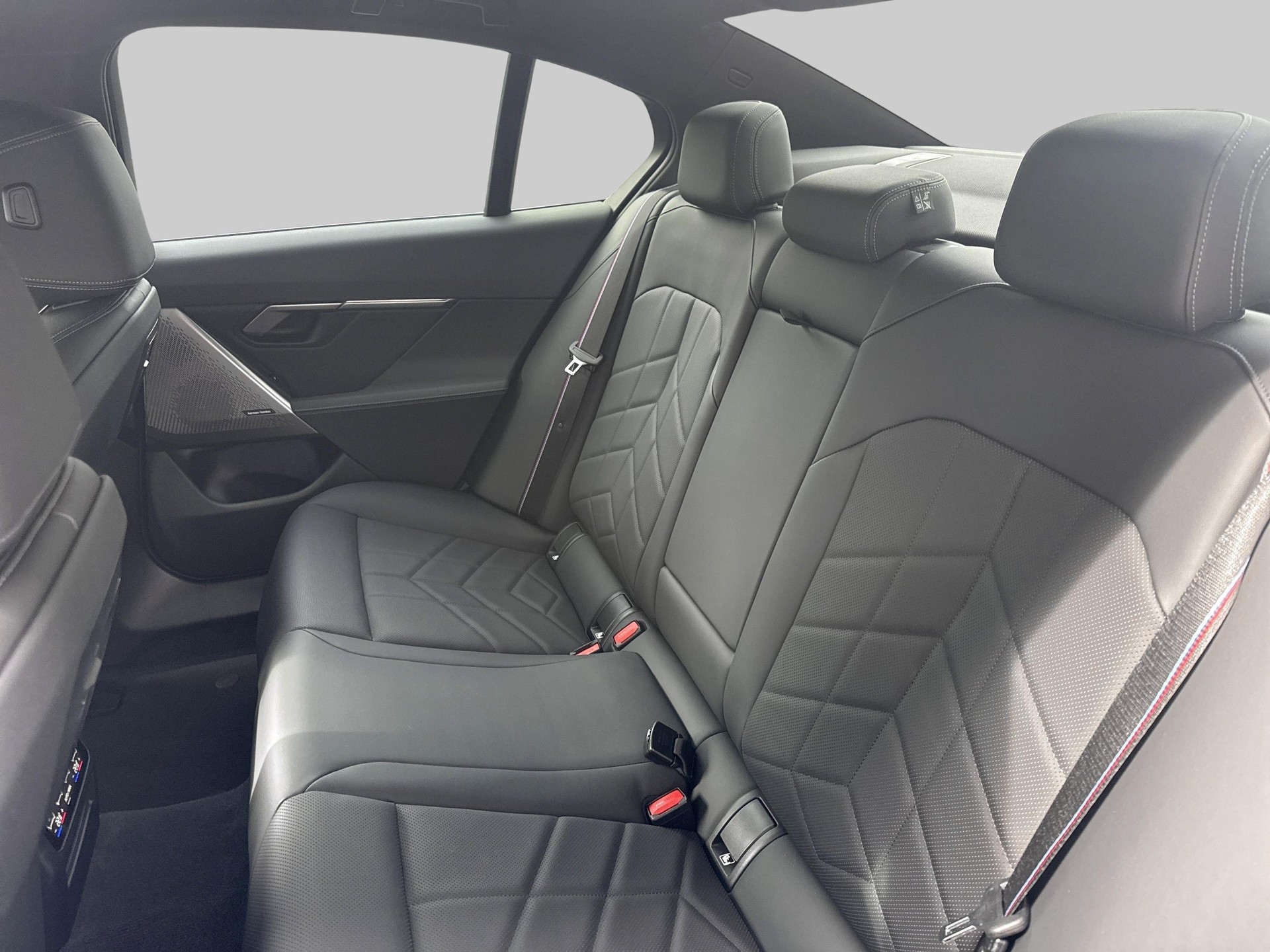 BMW i5 M60 xDrive M Sport Pro-image-17