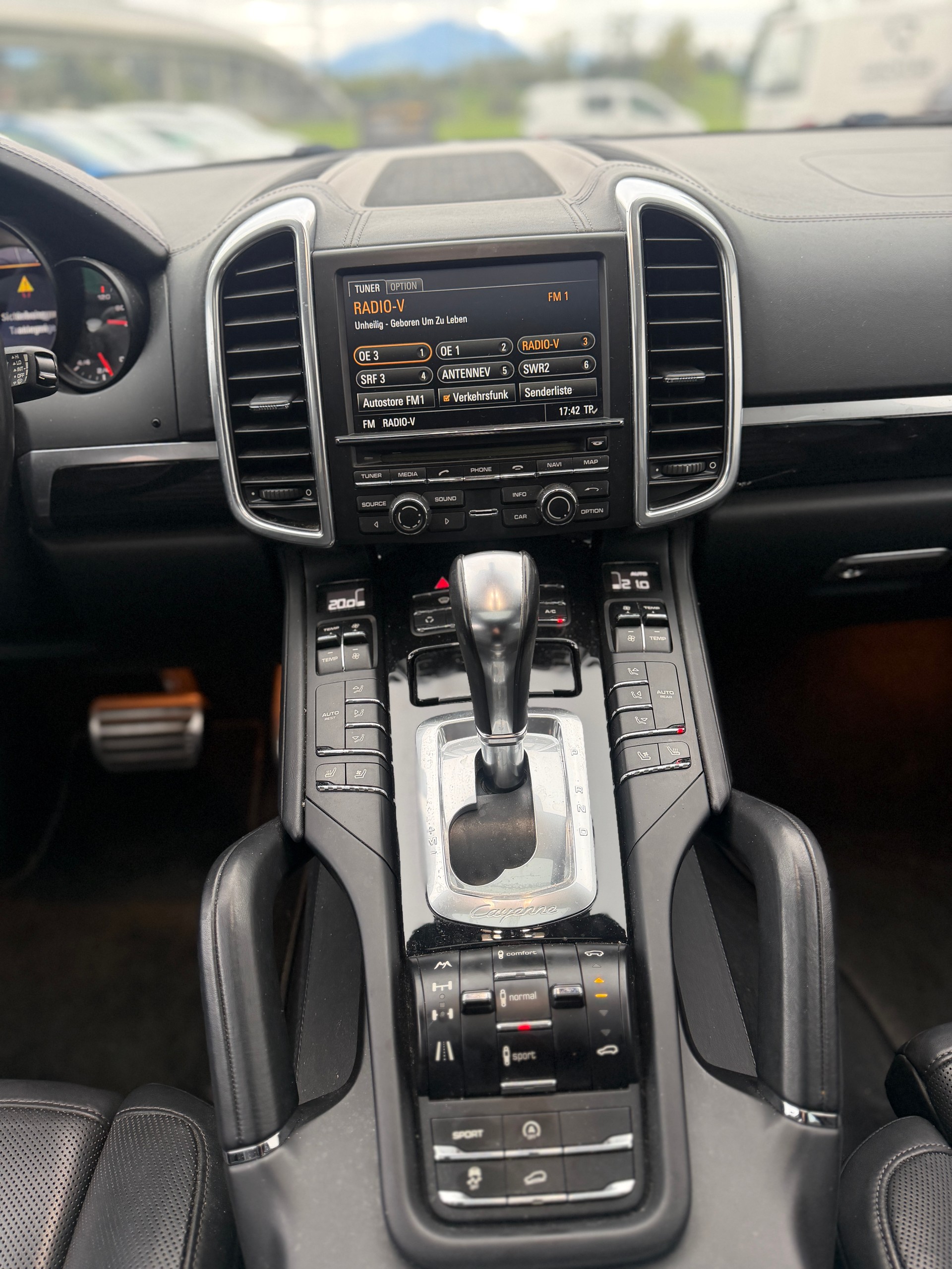 PORSCHE Cayenne S-image-18