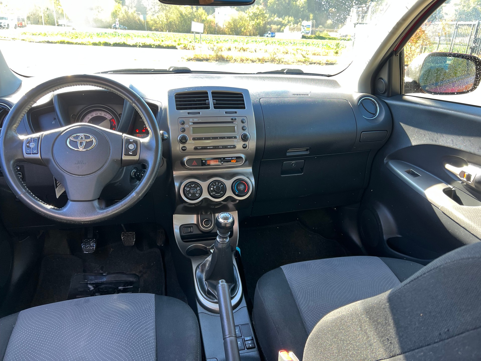 TOYOTA UrbanCruiser 1.4 D-4D Linea Sol 4WD-image-9