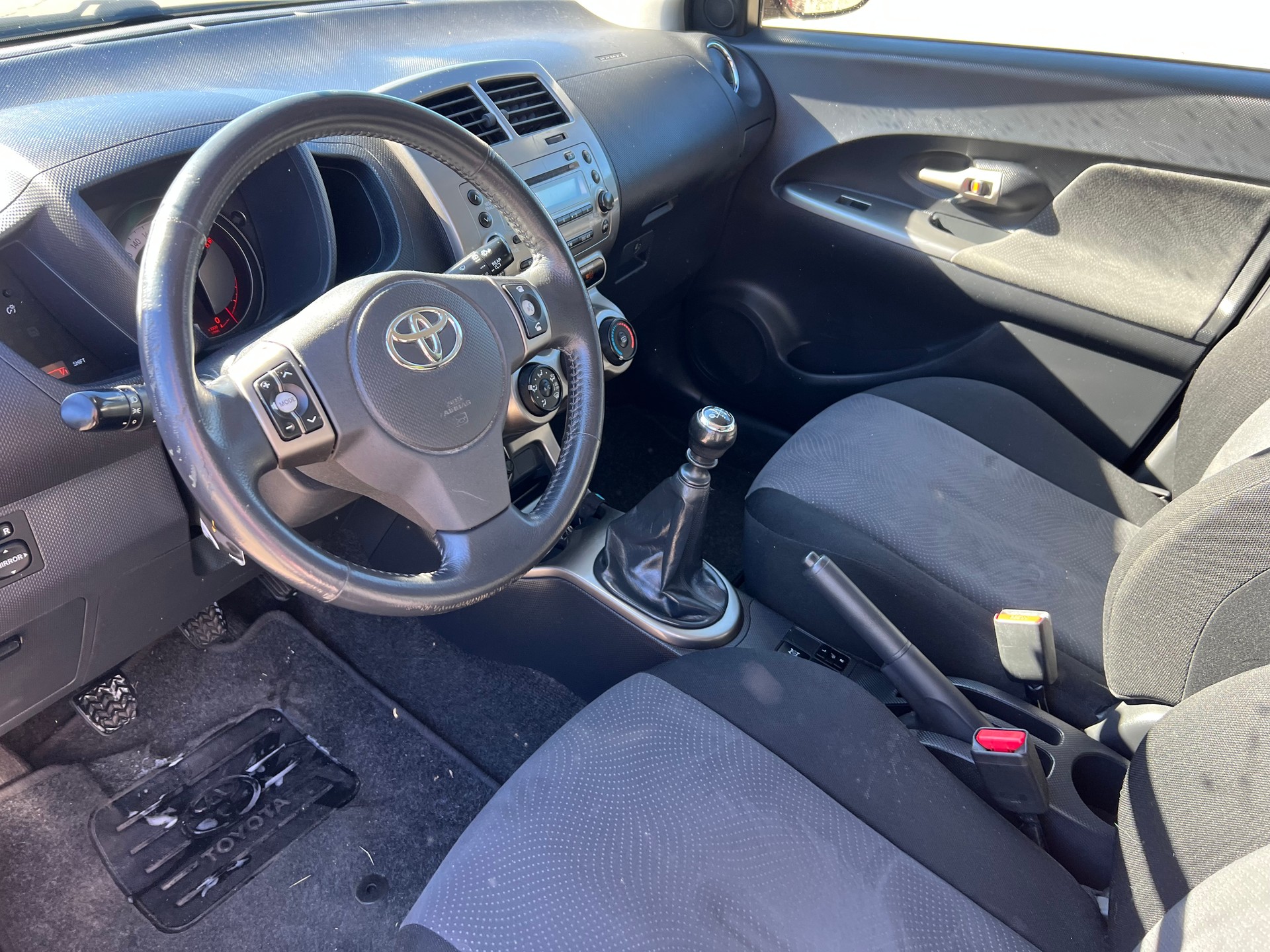 TOYOTA UrbanCruiser 1.4 D-4D Linea Sol 4WD-image-8