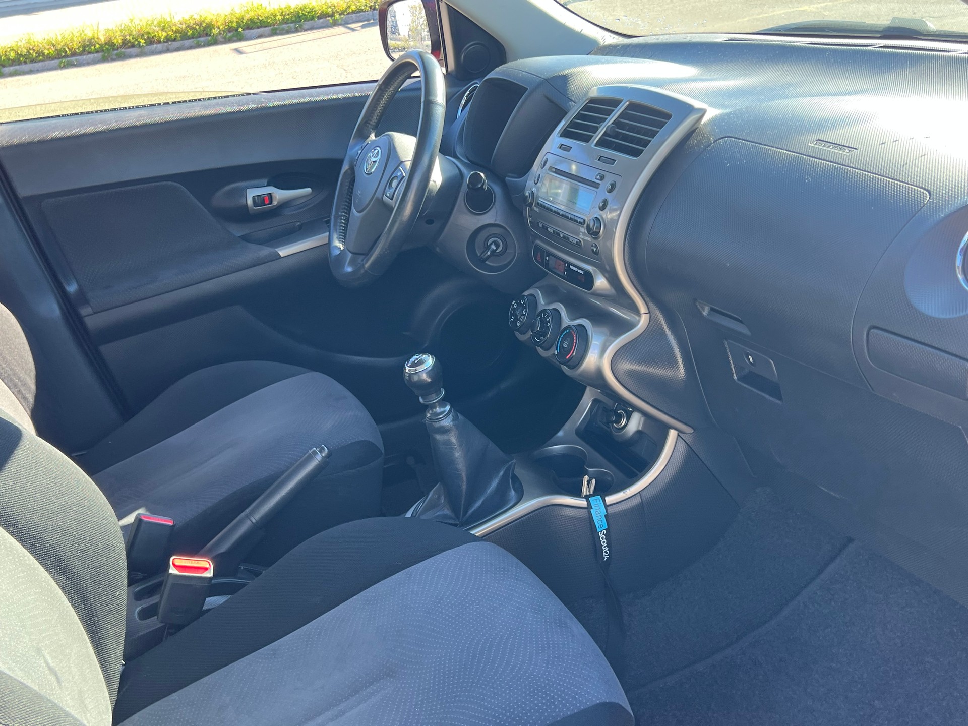 TOYOTA UrbanCruiser 1.4 D-4D Linea Sol 4WD-image-10