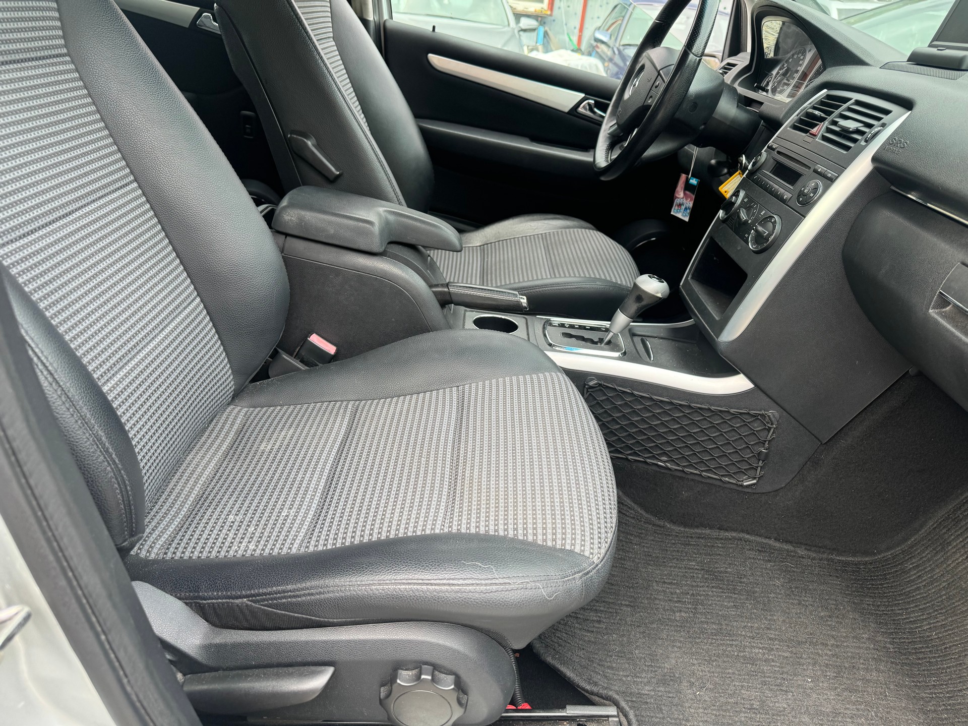 MERCEDES-BENZ B 200-image-12