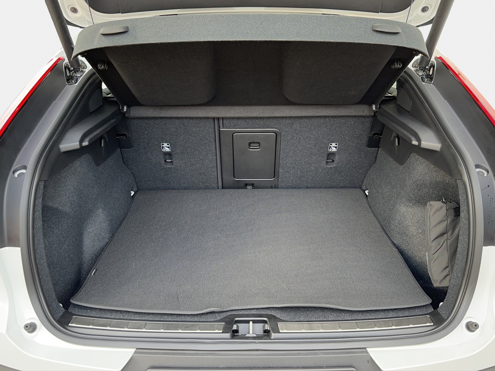 VOLVO C40 Recharge P6 Pure Electric Plus-image-6
