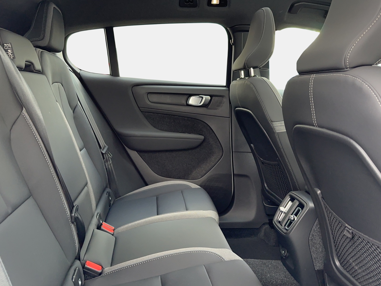 VOLVO C40 Recharge P6 Pure Electric Plus-image-8