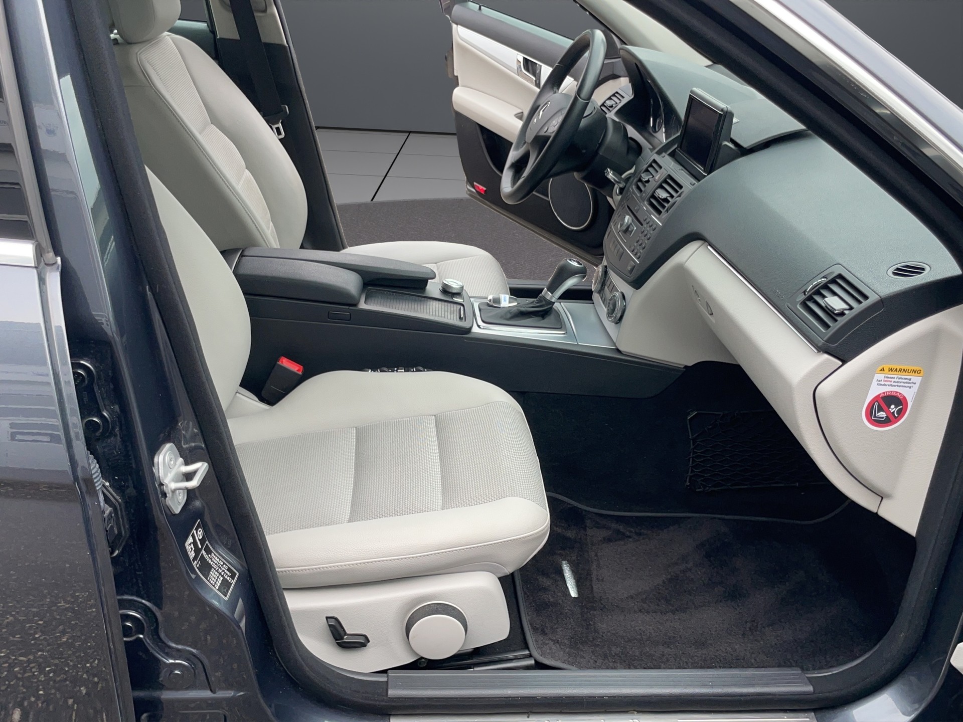 MERCEDES-BENZ C 220 CDI BlueEfficiency Avantgarde Automatic-image-5