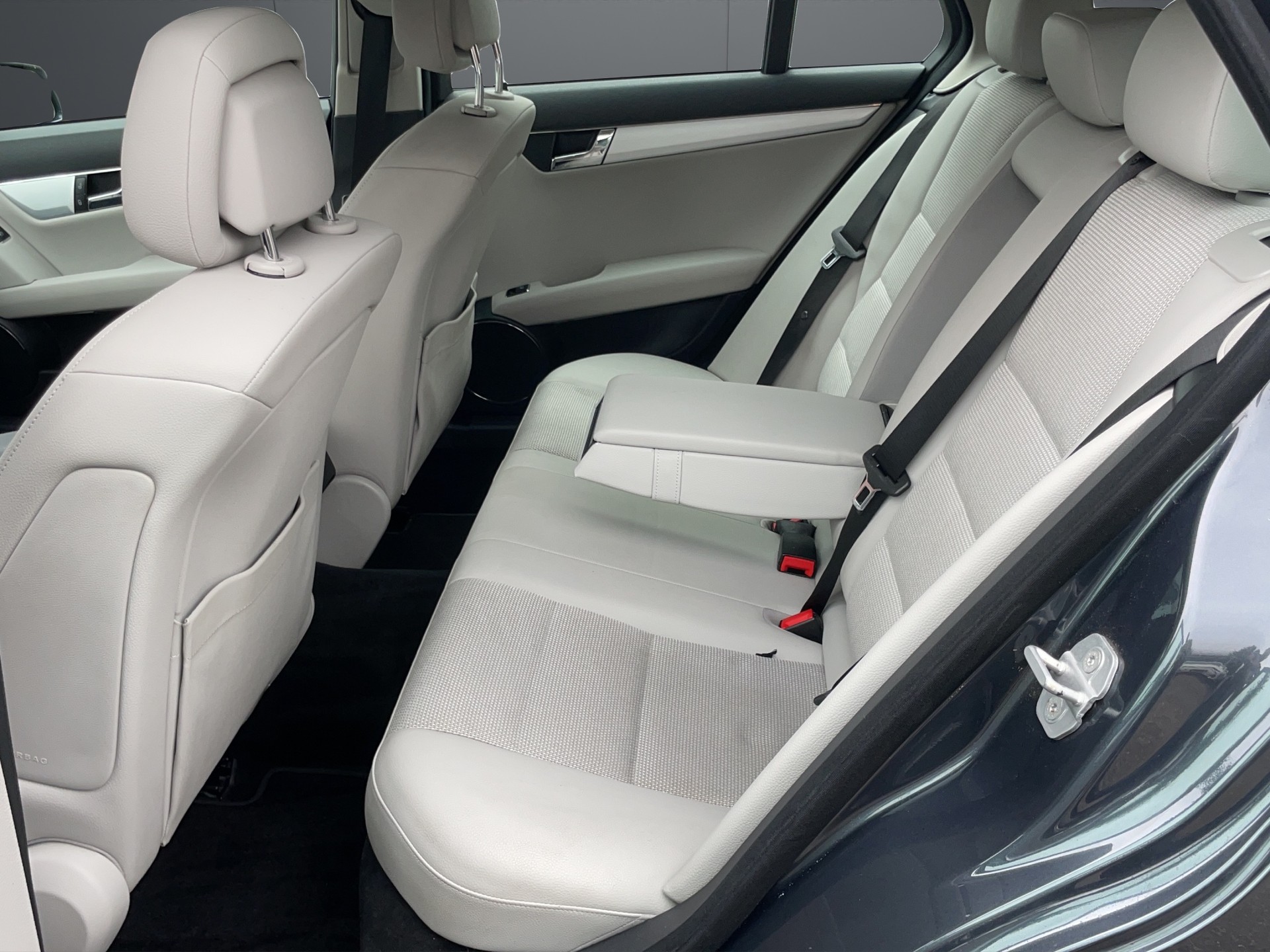 MERCEDES-BENZ C 220 CDI BlueEfficiency Avantgarde Automatic-image-6