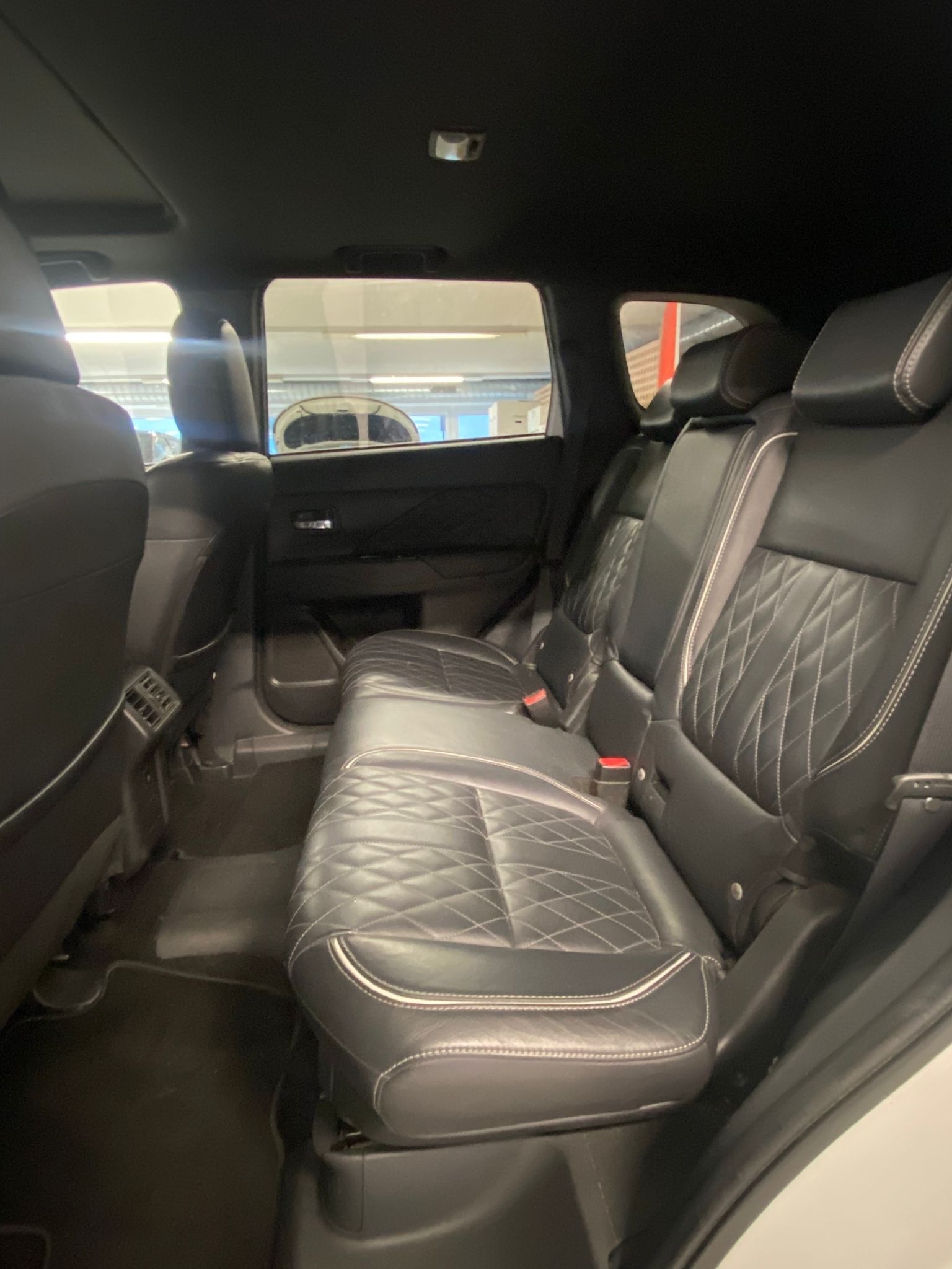 MITSUBISHI Outlander 2.4 PHEV Diamond S-Edition 4WD Automatic-image-9