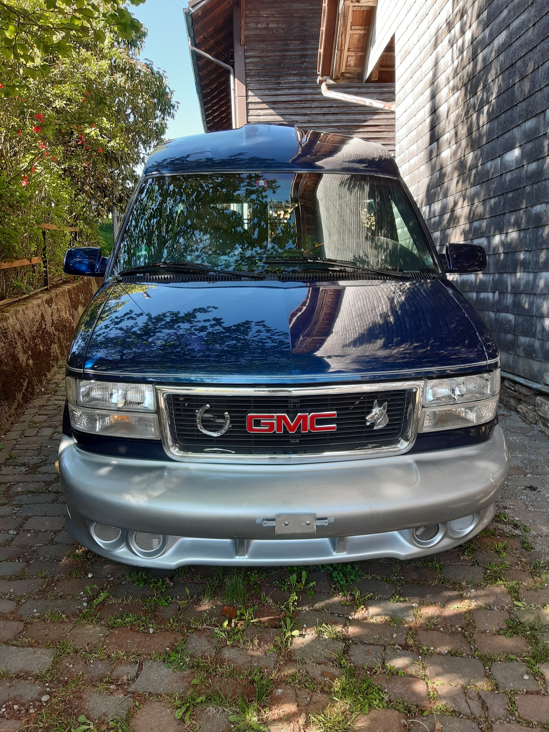 GMC Safari-image-0