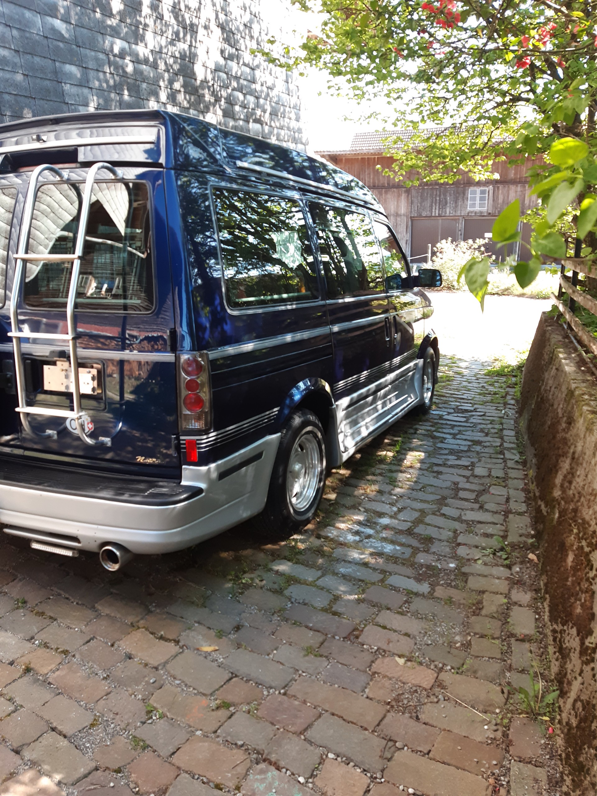 GMC Safari-image-2