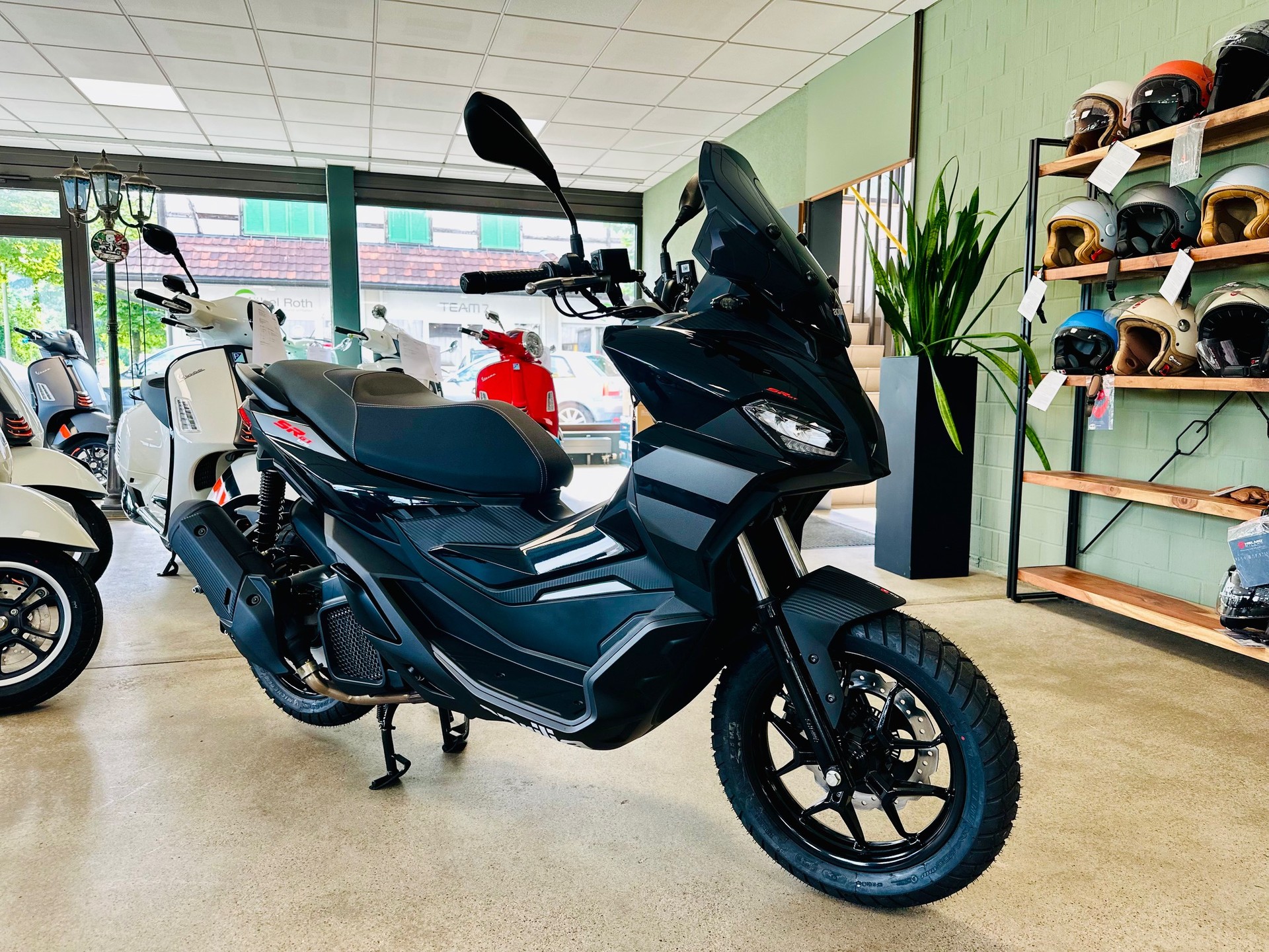 APRILIA SR 125 GT ABS-showroom-element-1