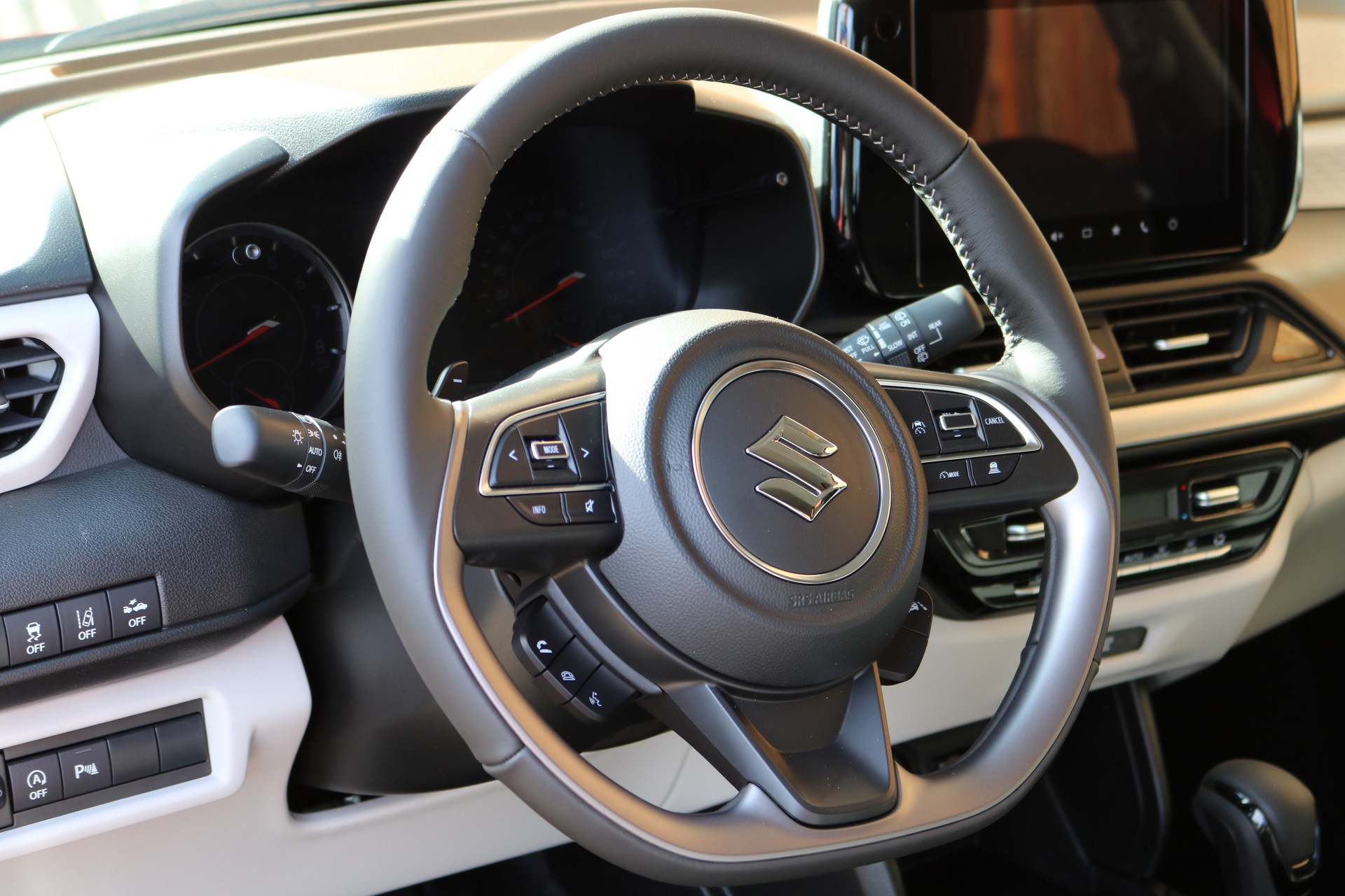 SUZUKI Swift 1.2 Compact Top Hybrid CVT-image-4