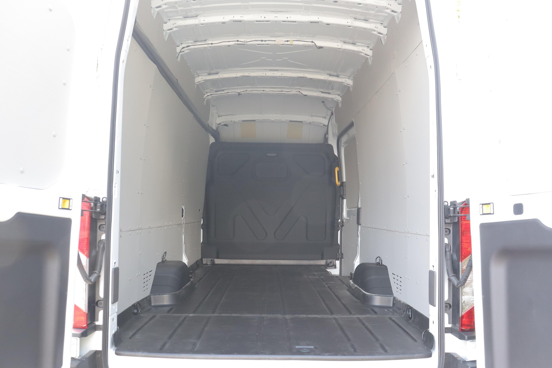 FORD Transit Van 350 L4H3 2.0 EcoBlue 130 Trend-image-6