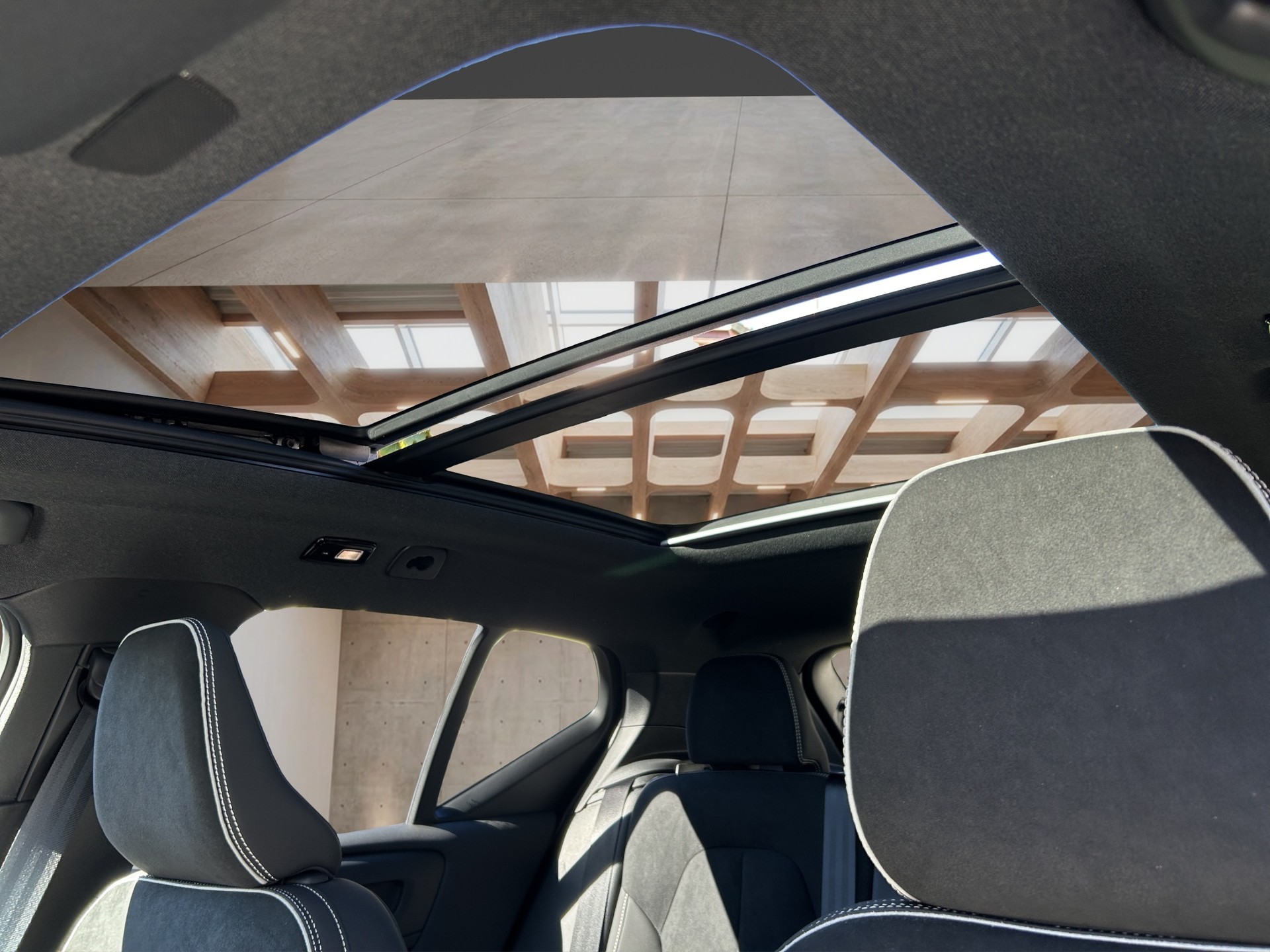 VOLVO EX40 Twin Black Edition AWD-image-13