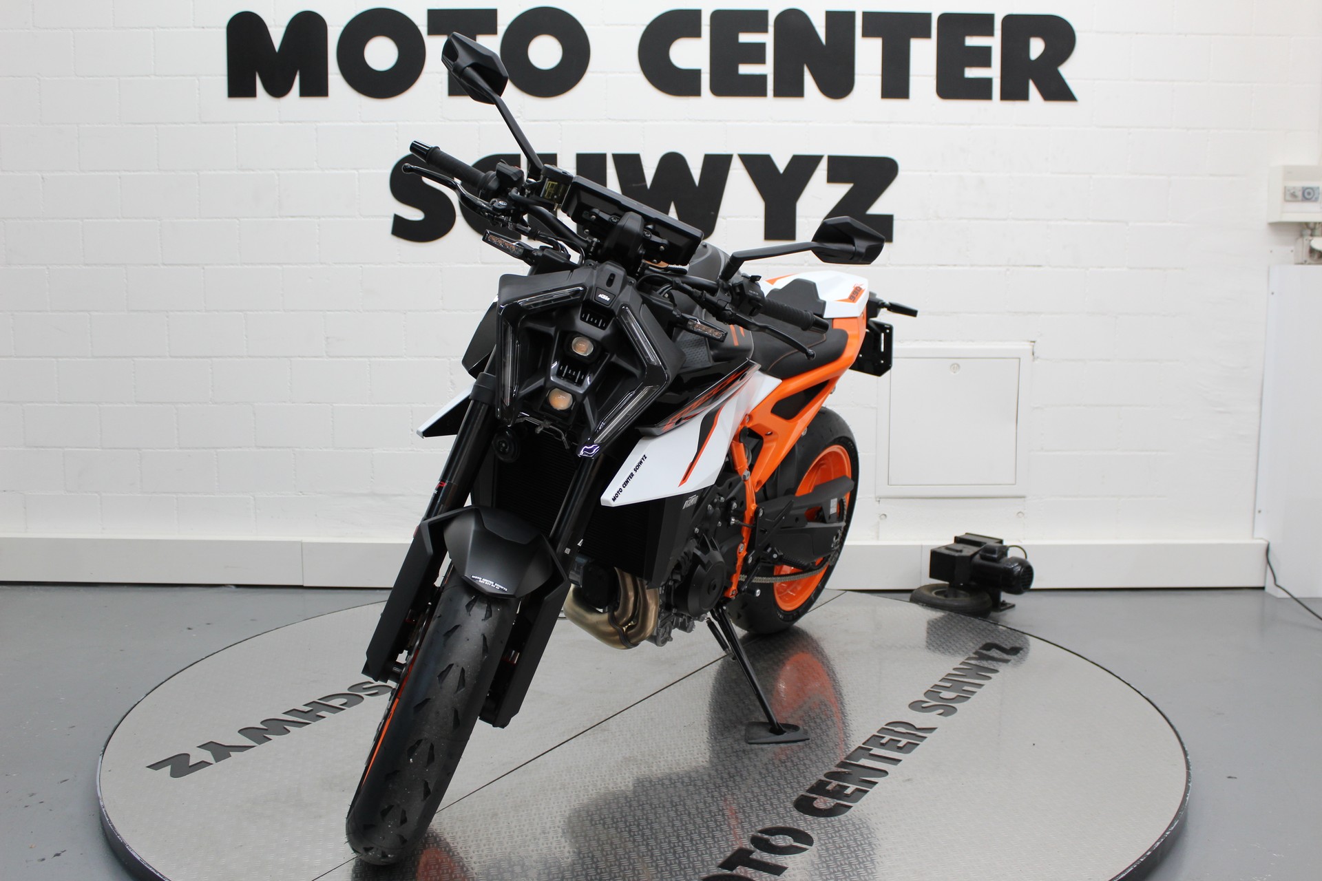 KTM 990 Duke R-showroom-element-3