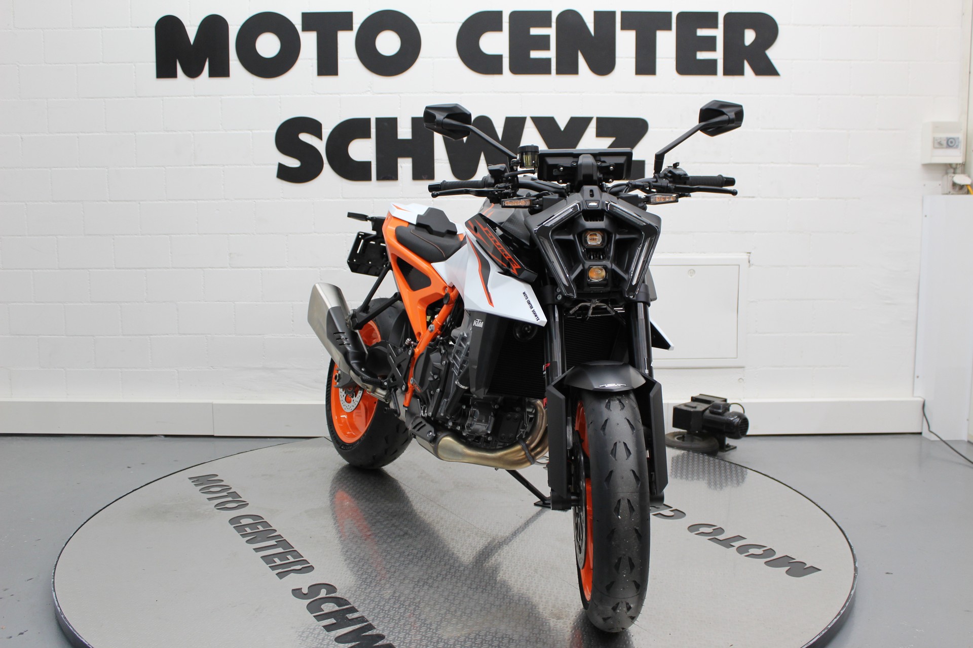 KTM 990 Duke R-showroom-element-2