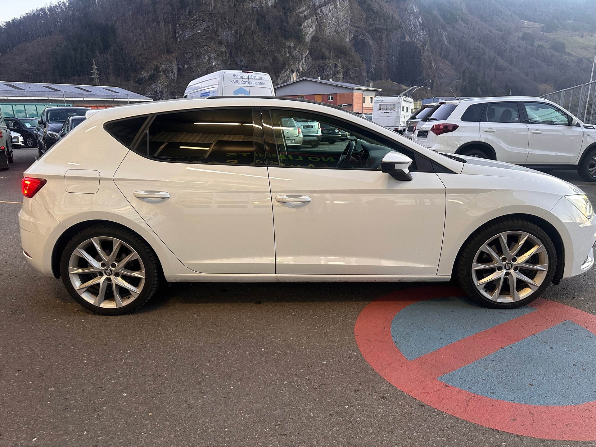 SEAT Leon 2.0 TDI CR FR **ERSTER HAND** SERVICE GEPFLEGT BEI UNS IM HAUSE**FRISCH AB MFK**-image-2