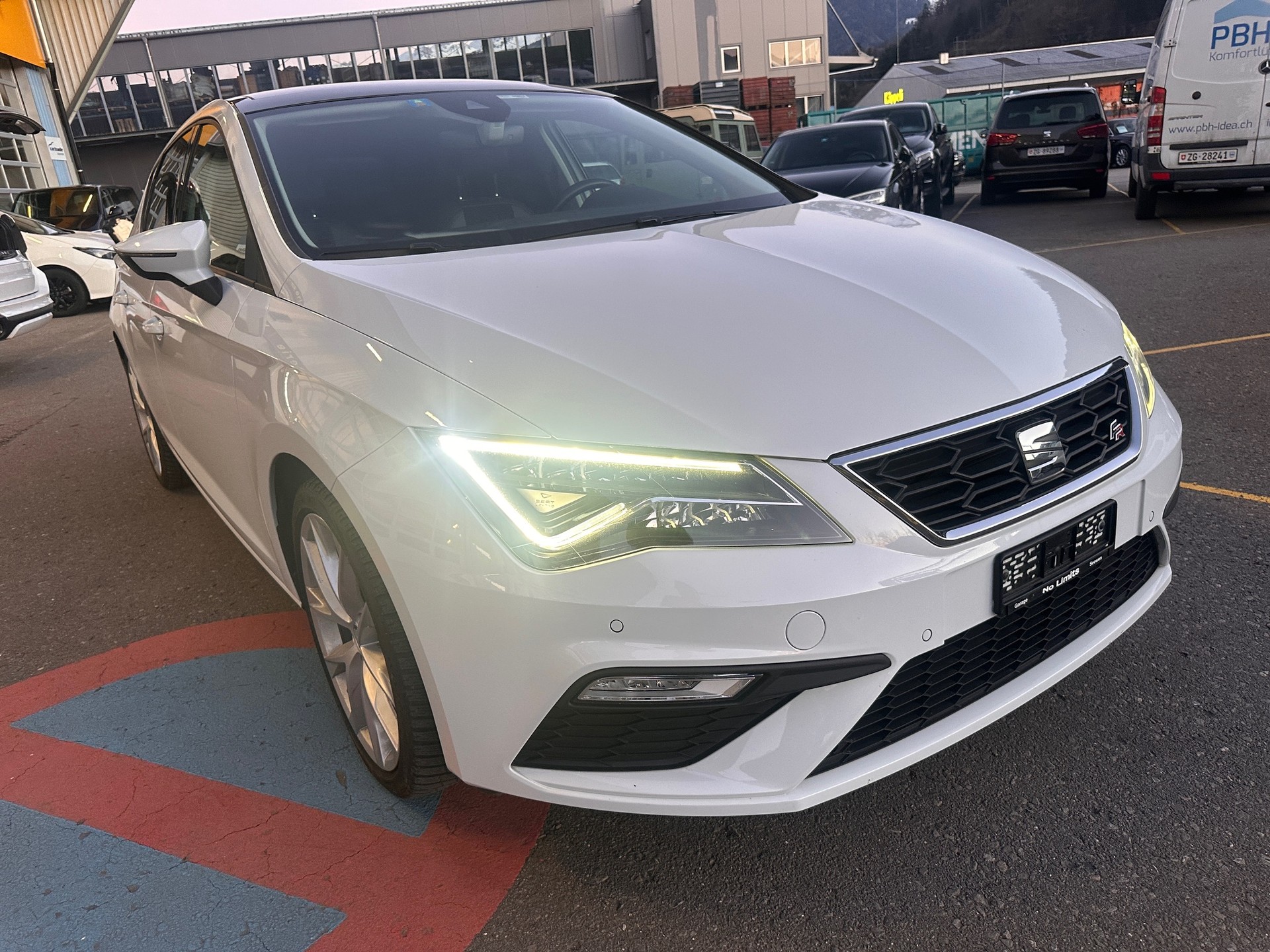 SEAT Leon 2.0 TDI CR FR **ERSTER HAND** SERVICE GEPFLEGT BEI UNS IM HAUSE**FRISCH AB MFK**-image-1